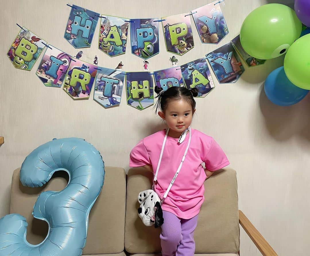伊藤莉子さんのインスタグラム写真 - (伊藤莉子Instagram)「．  𝑲𝑶𝑻𝑶𝑯𝑨 3𝑟𝑑 𝑏𝑖𝑟𝑡ℎ𝑑𝑎𝑦𓍯❥︎  大好きな琴葉 3歳のお誕生日おめでとう♡ 今年は大好きなモンスターズインクの ブー👧🏻になりました💗💗  つい最近まで赤ちゃんやった琴が もう3歳なんて...嬉しいような寂しいような🥲  3年前の3月4日。 自分の命よりも大切な存在が産まれたあの幸せな瞬間は 昨日のことのように鮮明に覚えてる😌  今日まで健康で元気にすくすく 育ってくれてほんとにありがとう。😭💗 私の元に生まれてきてくれてありがとう♥  琴が産まれてきてくれた日から自分の人生が更に楽しくなった。そう思えるよ☺️✨  これからの琴の長い人生もいっぱい楽しいことして 幸せな思い出増やしていこうね🫶🏻🤍  琴の幸せが、ママの幸せです。💓  琴葉、ずっとずっと大好きだよ。♥  ． #3歳誕生日」3月5日 20時46分 - krk_818