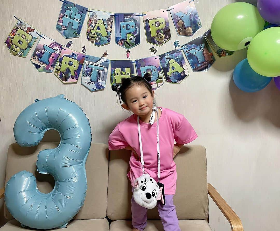 伊藤莉子さんのインスタグラム写真 - (伊藤莉子Instagram)「．  𝑲𝑶𝑻𝑶𝑯𝑨 3𝑟𝑑 𝑏𝑖𝑟𝑡ℎ𝑑𝑎𝑦𓍯❥︎  大好きな琴葉 3歳のお誕生日おめでとう♡ 今年は大好きなモンスターズインクの ブー👧🏻になりました💗💗  つい最近まで赤ちゃんやった琴が もう3歳なんて...嬉しいような寂しいような🥲  3年前の3月4日。 自分の命よりも大切な存在が産まれたあの幸せな瞬間は 昨日のことのように鮮明に覚えてる😌  今日まで健康で元気にすくすく 育ってくれてほんとにありがとう。😭💗 私の元に生まれてきてくれてありがとう♥  琴が産まれてきてくれた日から自分の人生が更に楽しくなった。そう思えるよ☺️✨  これからの琴の長い人生もいっぱい楽しいことして 幸せな思い出増やしていこうね🫶🏻🤍  琴の幸せが、ママの幸せです。💓  琴葉、ずっとずっと大好きだよ。♥  ． #3歳誕生日」3月5日 20時46分 - krk_818