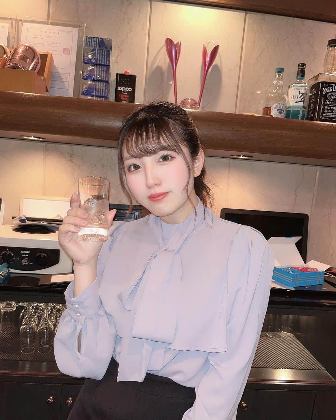 郷杏樹のインスタグラム：「このボウタイブラウスかわいいけど リボンがフリーだったから 首からかけた人みたいになったww そしてやっぱり首詰まり似合わない！ ブラウスはGRLで品番は２枚目にあるよ！  昨日会いにきてくれた方 ありがとうございました🙌 毎回たくさんきてくれて しあわせです⸜( ´ ꒳ ` )⸝  #GRL #グレイル #ボウタイブラウス #スナック #歌舞伎町 #新宿 #コーデ #code #ブラウス」