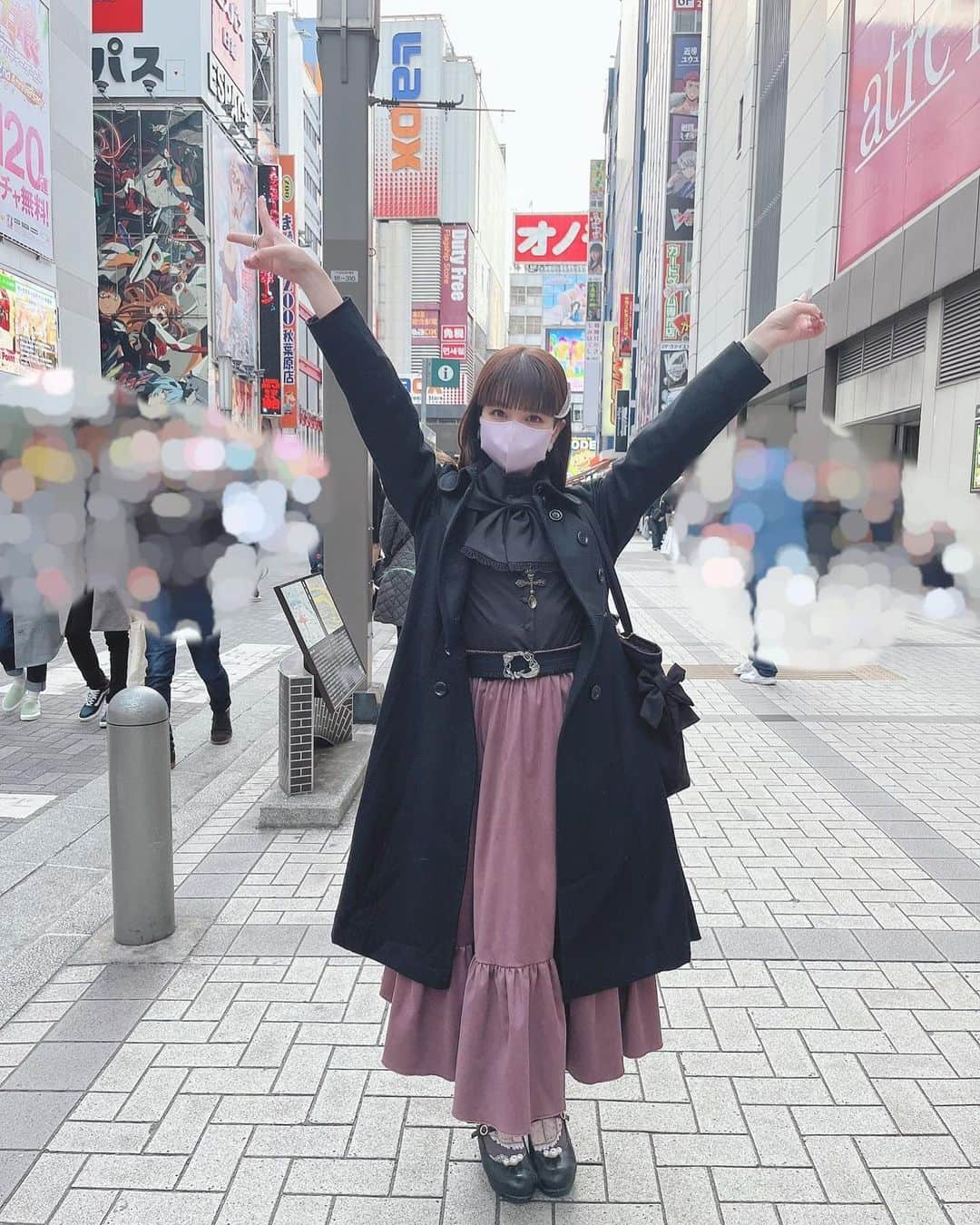 春奈るなのインスタグラム：「昨日グッズ打合せした後秋葉散策してきたあ✌️」