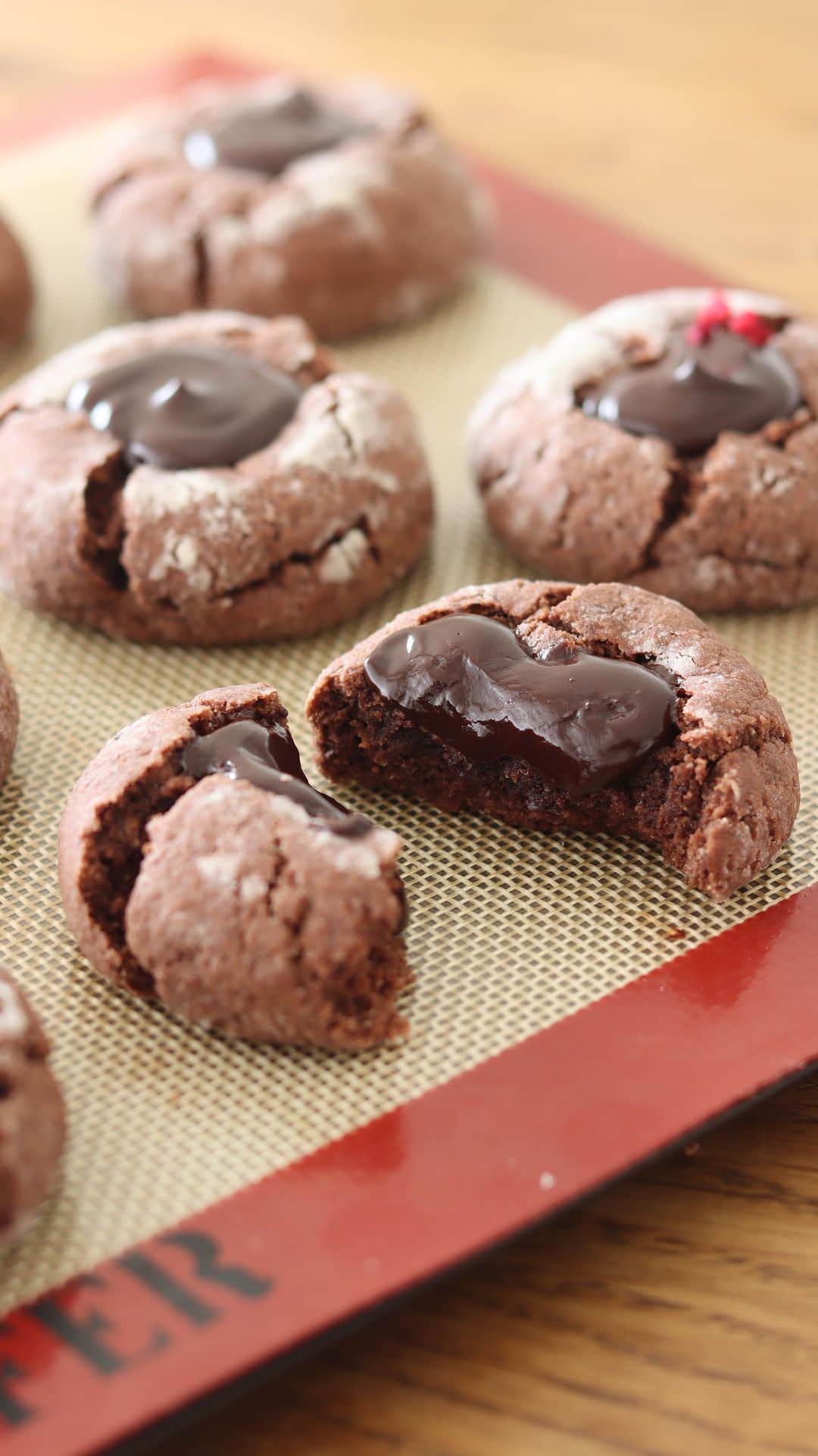 のインスタグラム：「ganache cookies🍪   めっちゃ美味しいガナッシュクッキー🍪 生チョコサンドクッキーより手軽に作れます🍫 電子レンジでちょっとだけ温めて食べるのがカントリーマアムみたいに柔らかくなって好き☺️  #homemade #easy #recipe #tutorial #baking #foodstyling #foodporn #food #foodphotography #foodpics #foodgasm #tasty #dessert #video #inspiration #reels #おうちカフェ #お菓子作り #クッキー #手作りお菓子 #cake #sweets #homecafe #homemakecake #instacake #instafood #cakestagram #cakelover #foodie #hidamaricooking」