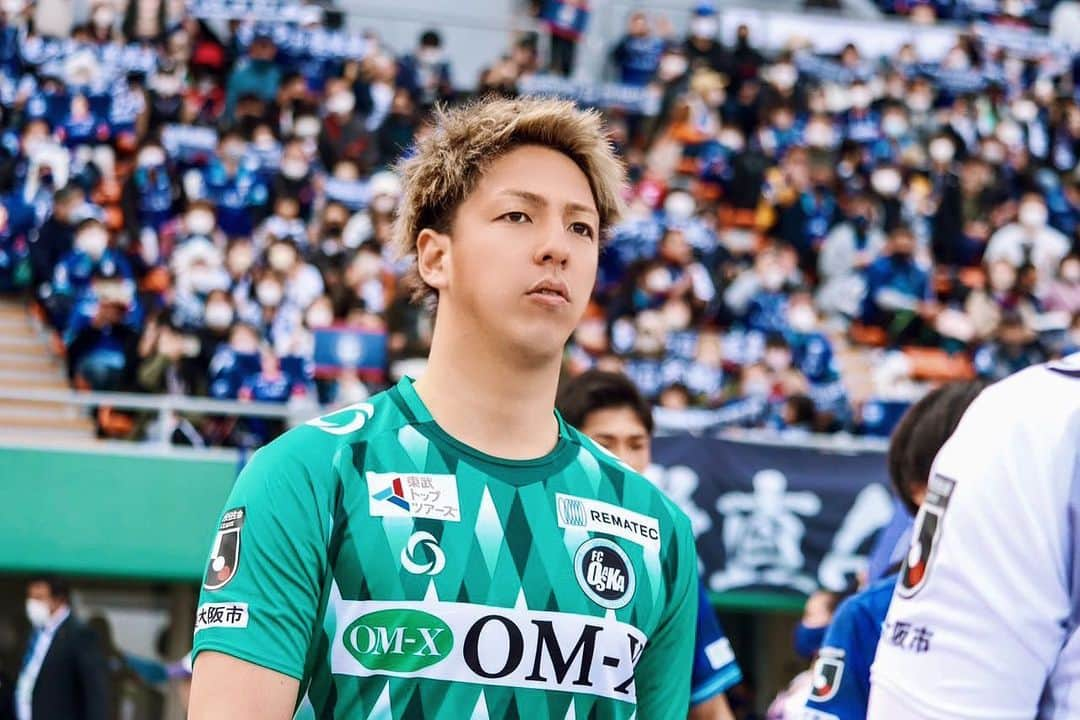 永井建成さんのインスタグラム写真 - (永井建成Instagram)「J3開幕戦 vs鹿児島ユナイテッドFC 2-1負け 昨日はアウェイにも関わらず沢山の応援ありがとうございました！ 昨日は熊本から応援に来てくれたファンの方達もありがとうございます！ 個人的に5年ぶりのJリーグ復帰、Jデビュー。 と言う最高の1日でしたが 結果は残念ながら逆転負けをしてしまいました。 ラスト5分に2失点。 これがJ3かと思い知らされた。 チームとしても個人としてもまだまだ甘かった。 チームを勝たせるGKにならないと。 本気でJ2を目指すなら日々のトレーニングからもっと今以上にレベルを上げて取り組まないといけない。 切り替えてこの悔しさを糧に次節の宮崎戦に向けていい準備をしていきたいと思います！ 顔晴ろう‼︎ ・ ・ #j3 #j3リーグ #開幕戦 #アウェイ #鹿児島戦 #鹿児島ユナイテッドfc #fc大阪 #白波スタジアム #応援ありがとうございました #jデビュー戦 #負けたけど #楽しかった #これからも #自分らしく #顔晴ろう」3月5日 15時38分 - tatsu7729