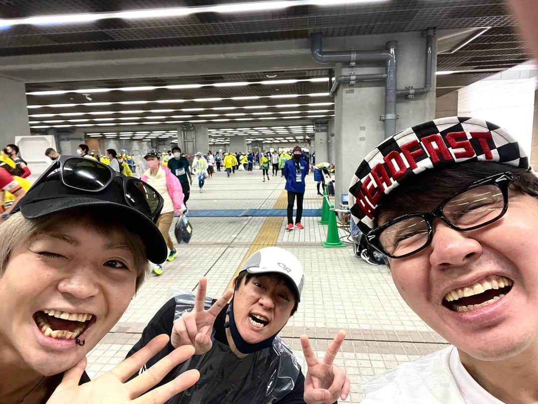 鹿野淳さんのインスタグラム写真 - (鹿野淳Instagram)「東京マラソン、走り切りました！ 今回、天候コンディションも沿道テンションも最高で本当に楽しめたし、最後まで足が残って走りきれました。 スタート前にブルエンつーじーとマネ吉田くんと合流し、つーじーとセイハローとセイグッバイの両方ができたのも嬉しかった。 僕自身のスタートからゴールタイムは4時間22分。頑張れたと思う！！」3月5日 15時39分 - sikappe