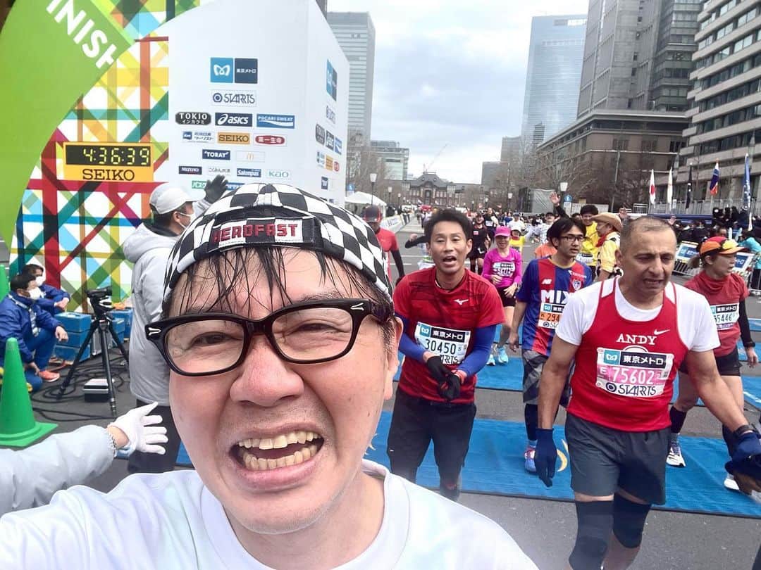 鹿野淳のインスタグラム：「東京マラソン、走り切りました！ 今回、天候コンディションも沿道テンションも最高で本当に楽しめたし、最後まで足が残って走りきれました。 スタート前にブルエンつーじーとマネ吉田くんと合流し、つーじーとセイハローとセイグッバイの両方ができたのも嬉しかった。 僕自身のスタートからゴールタイムは4時間22分。頑張れたと思う！！」