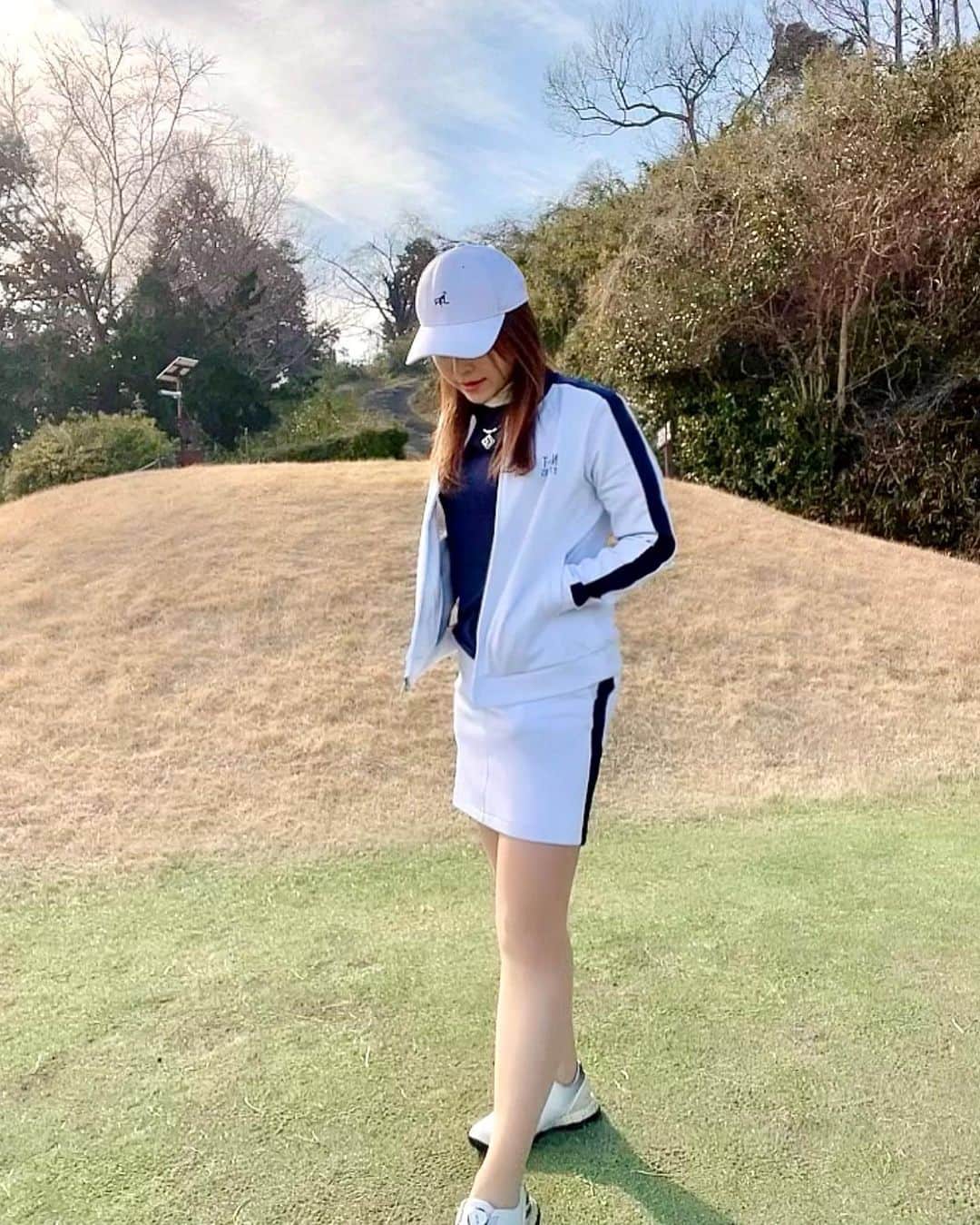 mikaのインスタグラム：「♥︎︎∗︎* @tommyarmour_official   この前、応募したら当選したウエア🙌 動きやすさはもちろんだけど セットアップ合わせやすいし、 別々でも使えるしインナーもシンプルで良き✨  何よりこのスポーティーさ 上手そうじゃない？🥰  @tommyarmour_official さん 当ててくれてありがとう🧡  #ゴルフ #golf #ゴルフウエア #ゴルフコーデ #ゴルフ女子 #ゴルフ男子 #女子ゴルフ」