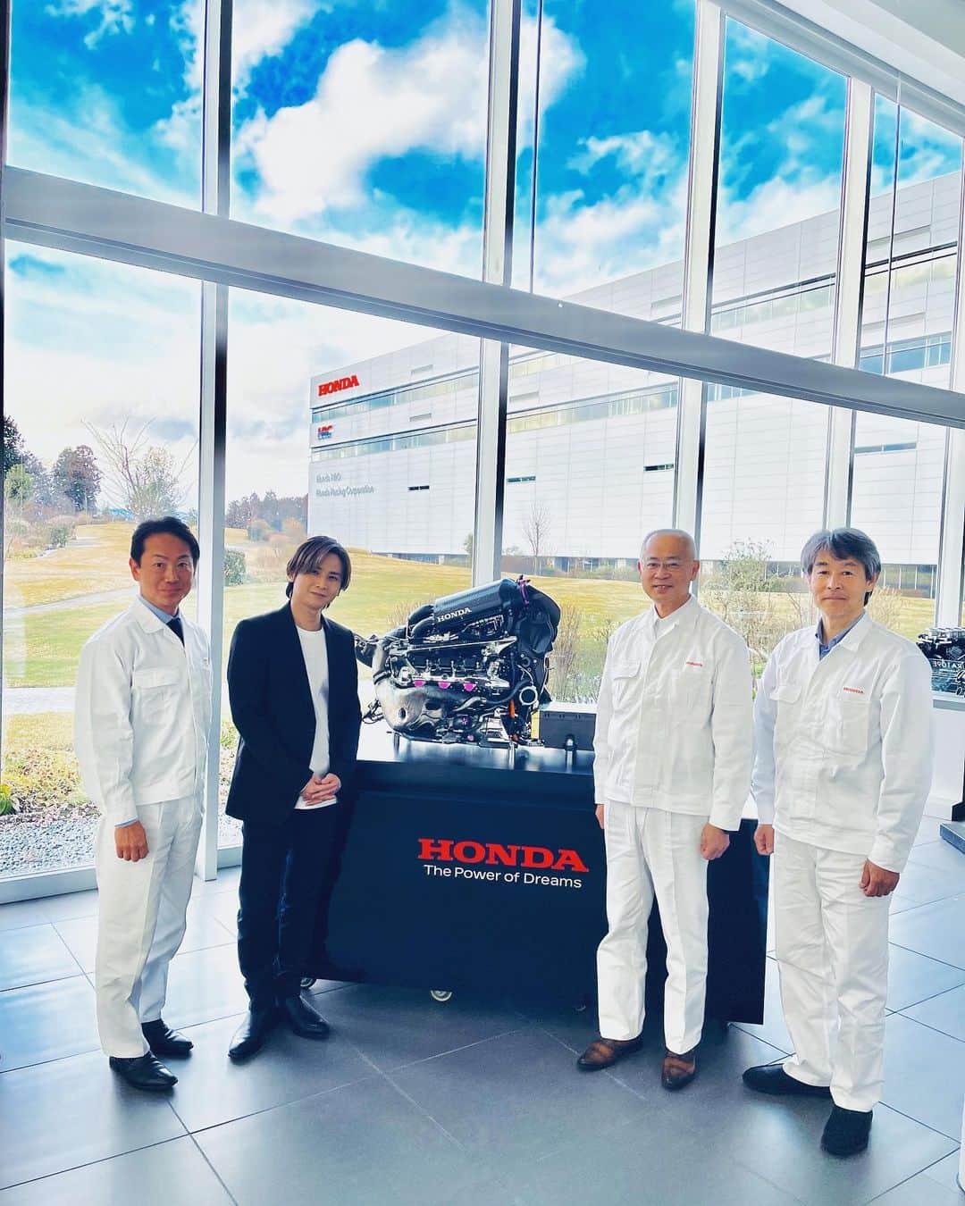 のインスタグラム：「先日HONDAの研究開発施設 HRC Sakuraで取材をさせて頂きました！ 正に今日開幕のF1で使われる予定の マックスのエンジンを組み上げている所も見学させて頂き 貴重な話も沢山聞けました！  取材の模様は明日のプレイボーイでご覧下さい  写真は  株式会社ホンダレーシング 社長 渡辺康治さん  常務取締役 四輪レース開発部部長 浅木泰昭さん  F1プロジェクト 総責任者 角田哲史さん  お世話になりました！！  #HONDA #堂本光一」