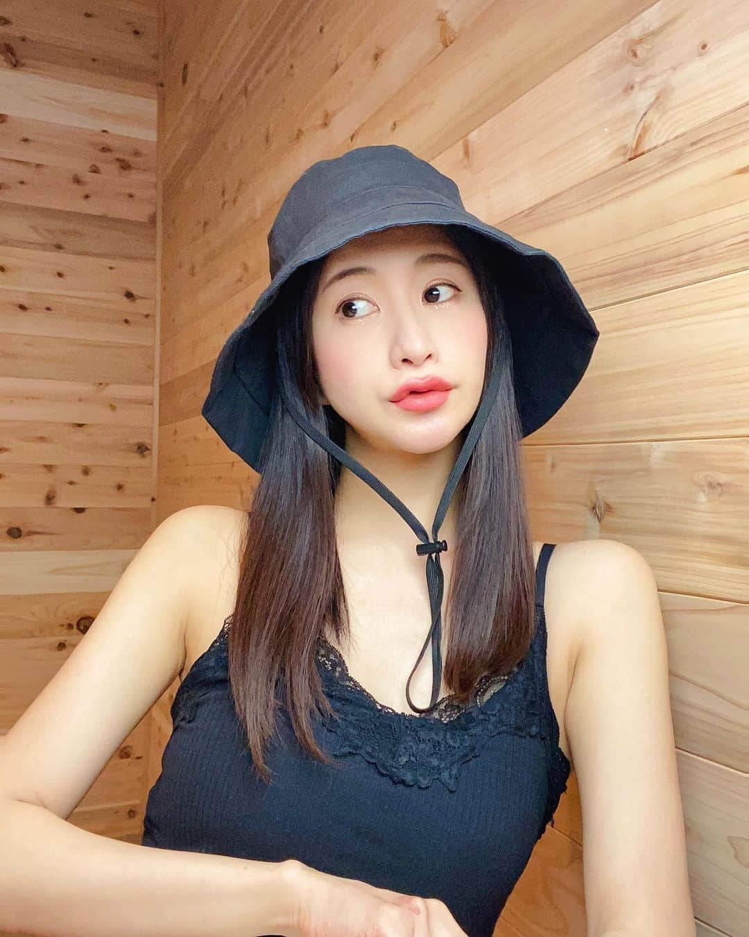 のインスタグラム：「#ロケ撮影 #移動 ...📷  私の必需品はUVカットな帽子👒 日傘をささない今の季節は特に必須‼️ #紫外線カット 🫡🫡🫡  映画撮影お疲れ様でした🎬 完成を楽しみに...🤲 座長ASTさんと、皆さんと完成品を見るのがとてもとても楽しみです🥹❤️❤️  #uvバケットハット 👒👒👒 #私のお気に入りアイテム 🕊 #PR  #楽天スーパーセール 本日～3/11 01:59迄◎  通常価格5,060円（税込) →50％OFFの2,530円（税込） ( #今だけ限定 ) たくさーんサイズも様々な帽子があるので気になる方はチェックです◎  #映画撮影 #撮影の裏側 #日焼け対策#HatHomes #ハットホームズ #ハットコーデ #帽子 #帽子好きとつながりたい #帽子好き #帽子コーデ #コットンカサブランカ #バケットハット #アウトドア #紫外線カット #UVカット #洗える帽子 #プチプラコーデ #大人カジュアル #大人カジュアルコーデ #レディースファッション #楽天 #楽天スーパーセール #大人女子の日焼け止め #日焼け対策グッズ  @hathomes_official」