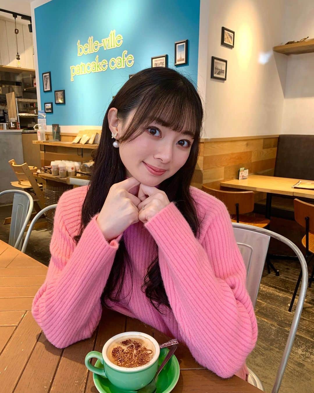 のインスタグラム：「何着たらええか分からんくて、ふらぁっと服屋さんに入ったら、 なんかこれええやん（SALE）。これもええやん（SALE）。で揃ってしまった上半身。笑  ピアス→ @white.moon_official_」