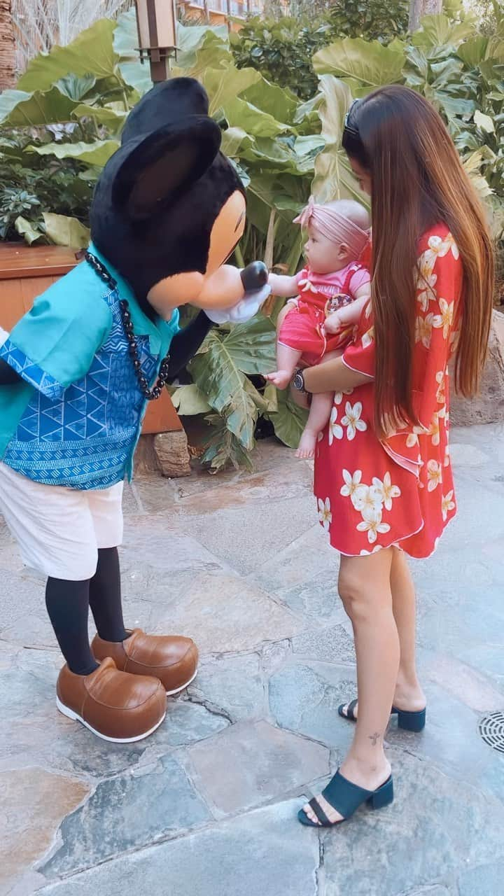 宮崎沙矢加のインスタグラム：「Happy 1/2 Birthday Michelle♥️How wonderful to come here with you.She met Mickey mouse for the first time that was a precious time🌺🐭 . . . ミシェルのハーフバースデーはアウラニホテルでミッキーに会うって決めてたんだぁ🤙🏽✨泣くかなぁと思ってたけど終始ミッキーに興味津々でした🤭💛 最後お笑いまでもってくハワイのミッキーさんは流石の一言でした🐭♥️🏨🌴　#aulanidisneyresort   #hawaii #hawaiilife #love #pictureoftheday #lanikaibeach#kailua #l4l #hawaiian#kailua #waikiki #pregnant  #toypoodle #kailuabeach #pregnancy #military #halfbirthday #militarywife #国際結婚　#ハワイ　#ハワイ生活　#ハワイライフ #ハーフ赤ちゃん#ハーフバースデー」