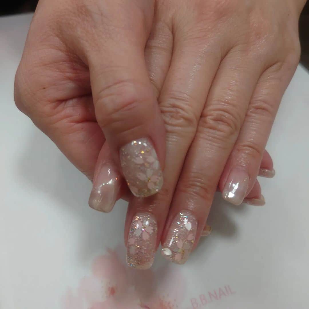 渡辺めぐみさんのインスタグラム写真 - (渡辺めぐみInstagram)「ネイルチェンジ💅  中目黒BBNailへ  もうすぐ桜が咲きますね🌸  今回は、桜色のミラー斜めフレンチに、さくらをデザインして貰いました💞  指先から、春先取り🌸🌸🌸 気分はルンルン💕  #ネイルデザイン  #ネイルチェンジ #フレンチ #ミラーネイル  #ピンク #サクラのデザイン #春先取り  #instagramjapan  #instagramgood  #instagramlike  @bbnailbeebody」3月5日 16時15分 - meguheart
