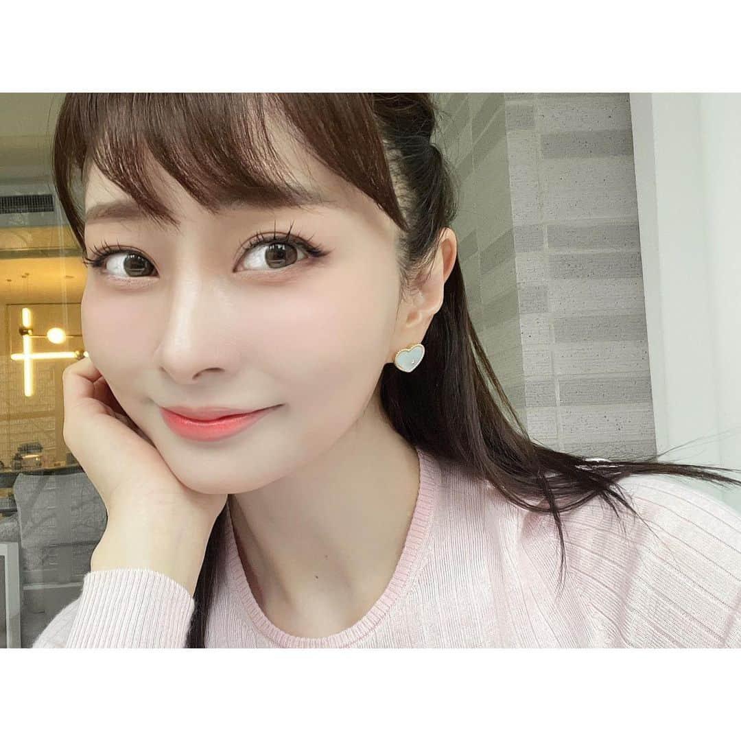 石井美保さんのインスタグラム写真 - (石井美保Instagram)「先程は開封Liveお付き合い頂きありがとうございました🙏🏻 ピアスはYvonne Léon @leonyvonne でした。リップは @dasique_jp ジューシーデューイティント０２番　Melon Sherbet です。 チークは1つ前のpostの @hince_official_jp  コンタクトは @lumieu_official シナモンブラウンです。」3月5日 16時18分 - miho_ishii