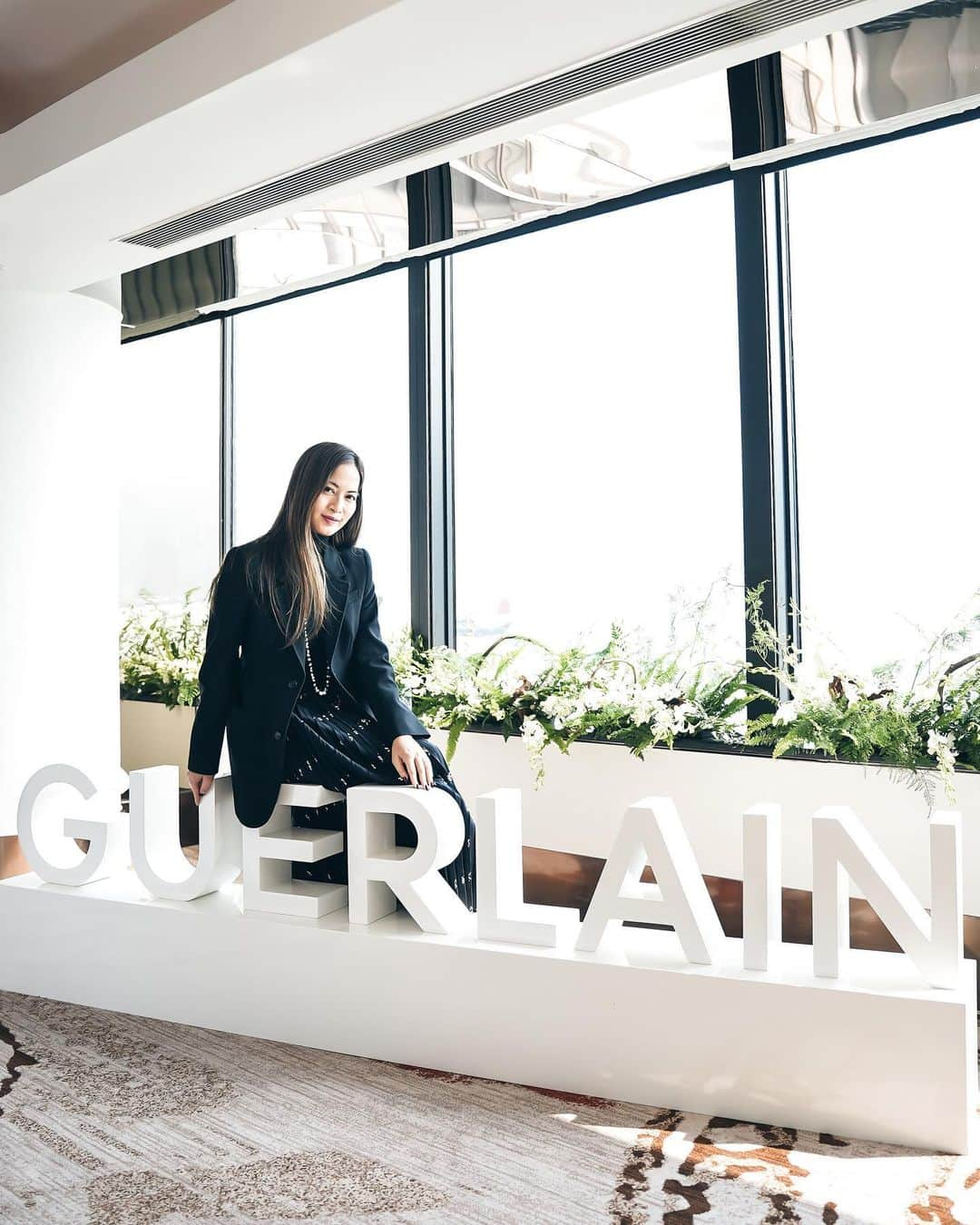 Ruby Kwanのインスタグラム：「Experience the extraordinary tridimensional sculpting power of the Guerlain Orchidee lmperiale the other day with the perfect weather at the reopened @hongkongregent & meeting the lovely @ginleeginlee. 🖤 #rougeclosetbeauty   @Guerlain #Guerlain #GuerlainHK #GuerlainSkincare #Orchideelmperiale #MicroLift」