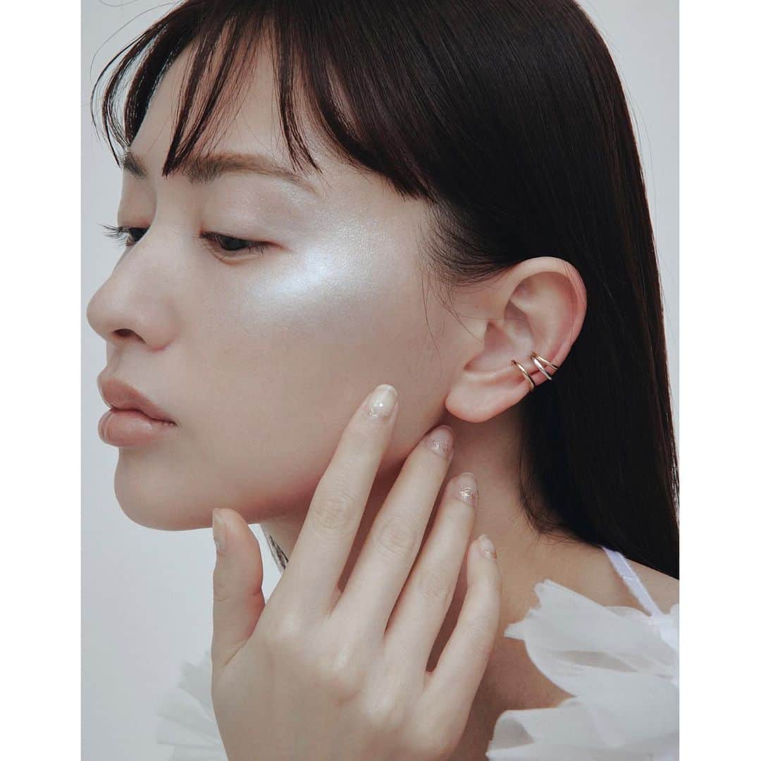 佐川理佳のインスタグラム：「emi san🤍🤍🤍  photographer_ @otsuka_misuzu  stylist_ @shinosuganuma  edit_ @miku_nishizawa  hair & make-up_ @rikasagawa   @otonamuse」
