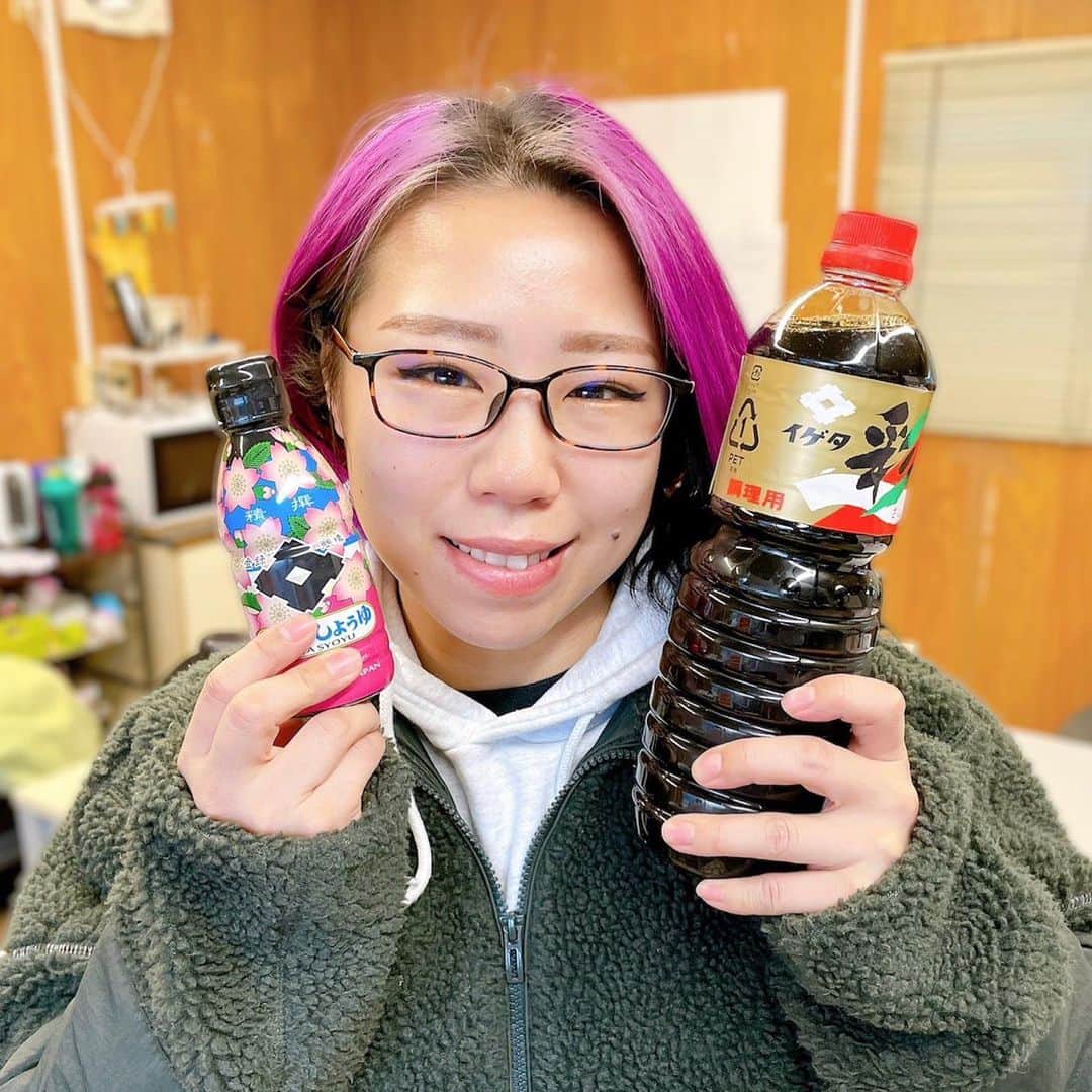 DASH・チサコのインスタグラム：「福島・会津の美味しい醤油  #イゲタ醤油 が届きました✨ お刺身、卵かけご飯に最高です👍❤︎  ▼イゲタ醤油 https://igeta-hayashi.jp/  #仙女  #sendaigirlspro #女子プロレス #プロレス  #SENJO #dashchisako」