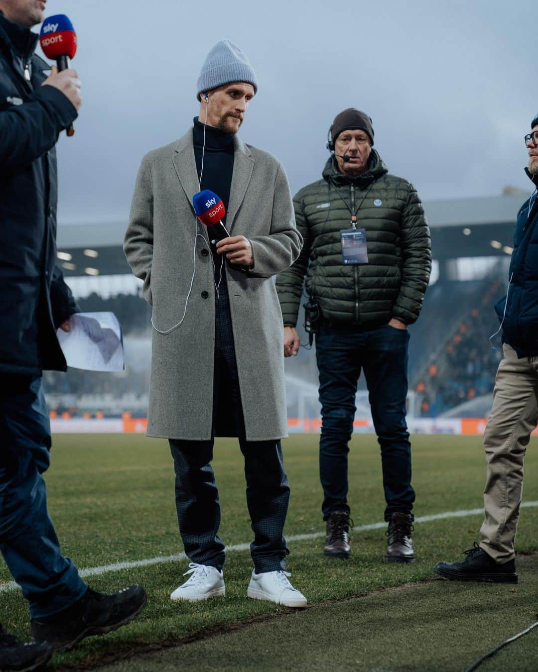 シモン・ツォラーのインスタグラム：「Frust, Enttäuschung und Wut sind nach so einer Derbyniederlage vollkommen angebracht und berechtigt. Wir alle sind uns im Klaren, wie sehr diese Niederlage vorallem unsere Fan schmerzt!  Was aber auf gar keinen Fall passieren darf, ist, dass wir uns als komplette Gemeinschaft voneinander entfernen und das große Ziel aus den Augen verlieren. Nur zusammen werden wir ein positives Resultat am Ende dieser Saison liefern! Hierfür brauchen wir, wie auch in den letzten Jahren, euch Fans die uns bedingungslos unterstützen und nach vorne peitschen! Lasst uns weiter ZUSAMMEN kämpfen!!! 💙」