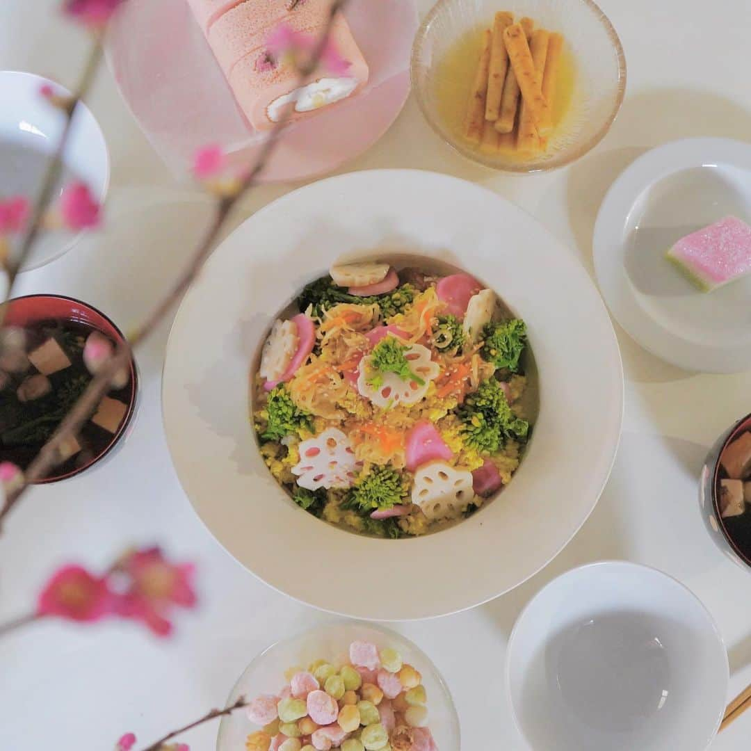 HALCAのインスタグラム：「ひな祭りの食卓🌸🌿 豆腐と南瓜、切干大根の煮物、菜の花 蓮根と蕪の酢の物、をのせた菜食ちらし寿司！ 具材を変えてまた作りたいと思ったくらい 可能性を感じた🤩🥢 #ちらし寿司 #ヴィーガンちらし寿司 #野菜ちらし寿司 #chirashizushi #veganchirashi #vegansushibowl  #halcafe_vg #veggiechirashi #hinamatsuri」