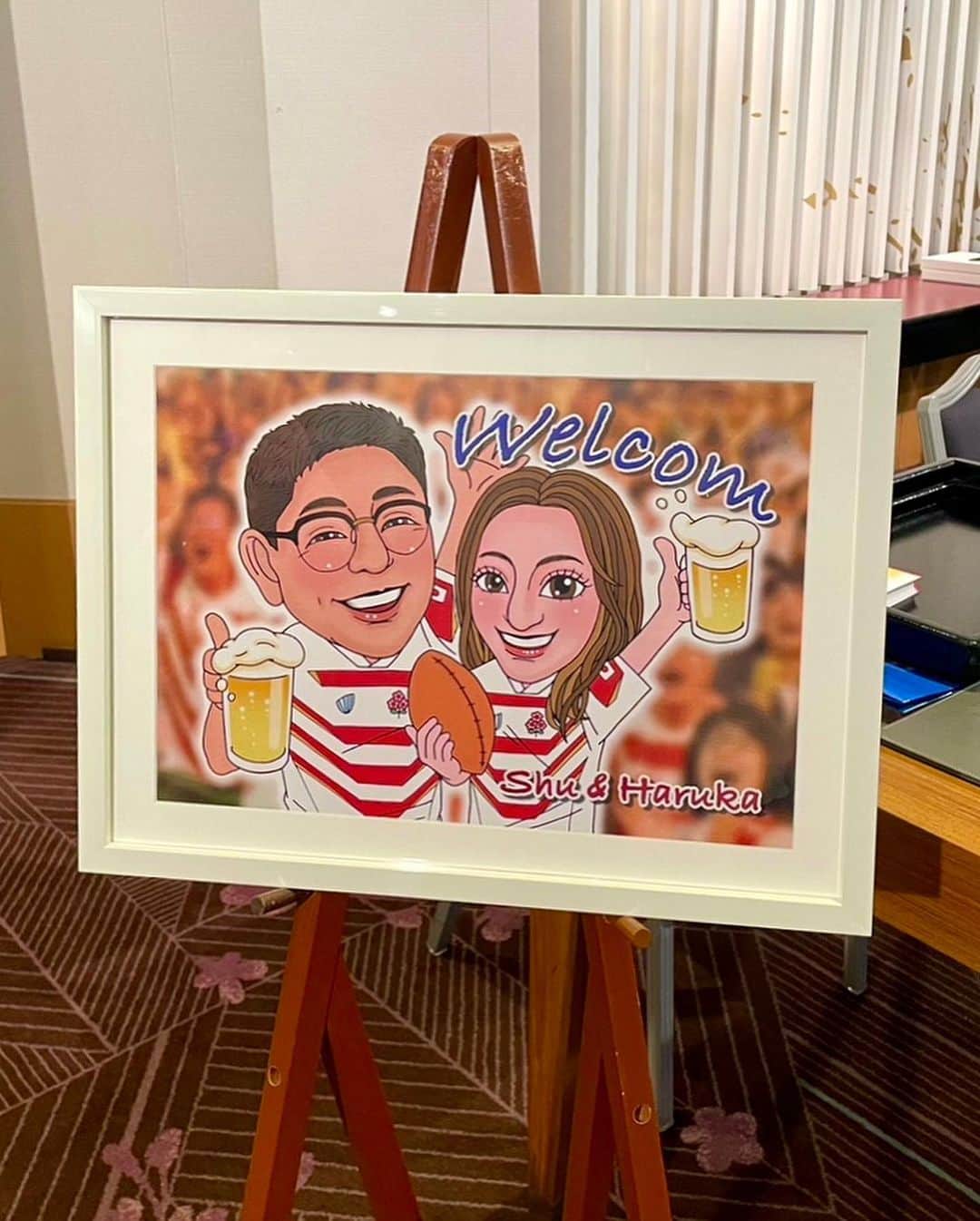 大澄れい（大崎緑）さんのインスタグラム写真 - (大澄れい（大崎緑）Instagram)「宝塚同期の結婚式でした〜💒  新郎新婦の人柄が伝わってくる、にぎやかで楽しい本当に良い結婚式でした。 あ〜〜笑った笑った‼️ 同期が集まるとなんでこんなにも面白いんでしょうかねぇ〜😂😂  末永くお幸せに〜✨✨  ウェルカムボードを制作いたしました。  ■□ design & illustration work □■ . ウェルカムボード Shu & Haruka 2023 . . . . #ウェルカムボード  #結婚式 #新郎新婦 #ラグビー観戦 #宝塚 #92期同期 #デザイン #グラフィック #イラスト #イラストレーター #大澄れい #大﨑緑 #ザッキー #portrait #takarazuka #design #graphicdesign #graphic #illustration #illustrator #reiosumi #midoriozaki #zacky  ■□ design & illustration work □■ . Ｋご夫妻似顔絵 2023 . . . . #ご夫妻  #新郎新婦の恩人 #プレゼント #感謝を込めて」3月5日 17時04分 - midori.ozaki