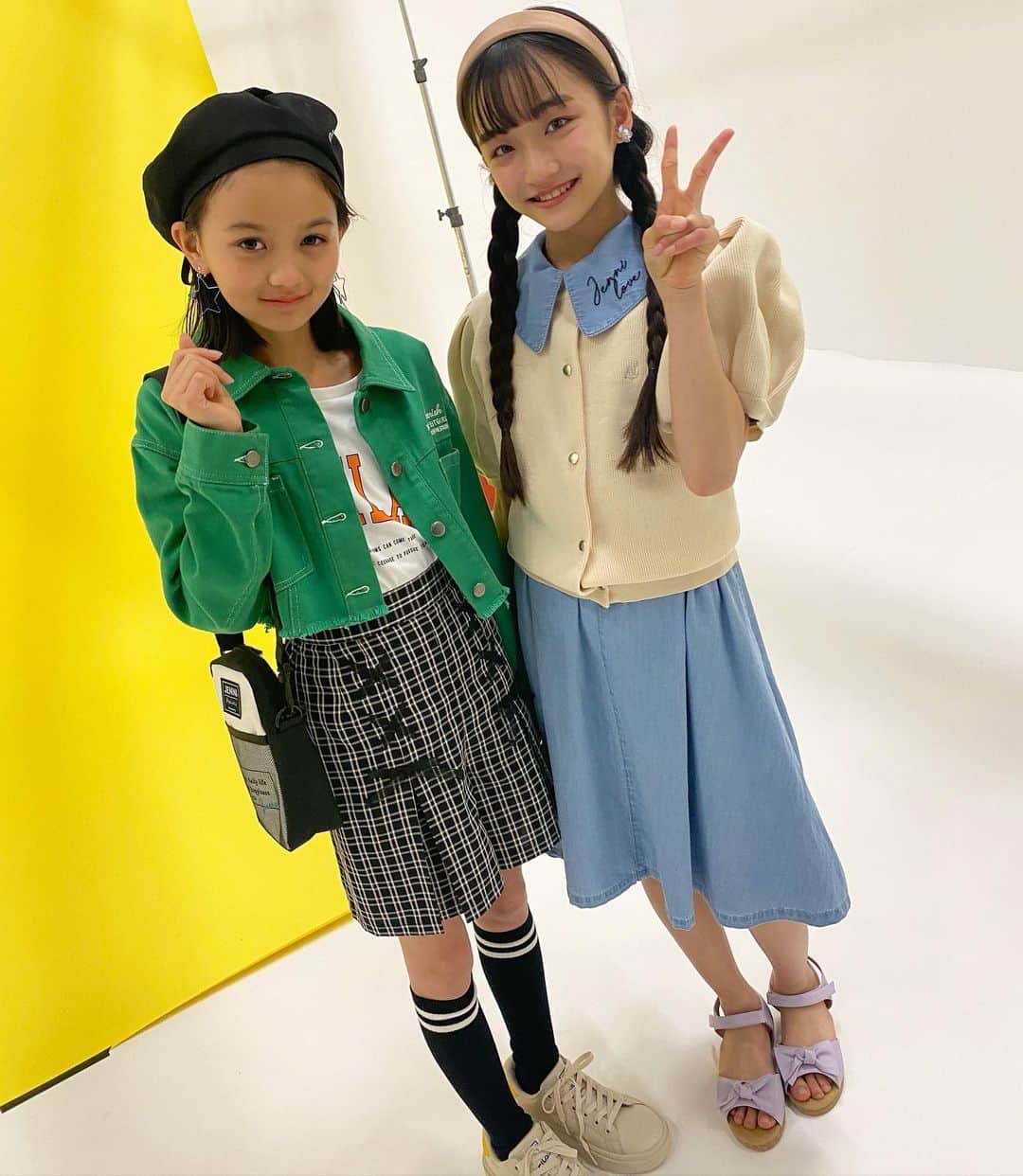 ニコ☆プチのインスタグラム：「🌼🤍🌟  小5で同い年のイチカとリンカのオフショ💓 2人で仲よく撮影してました🥰🎶  #ニコプチ #ニコプチモデル #プチモ #山本初華 #外山凛夏」