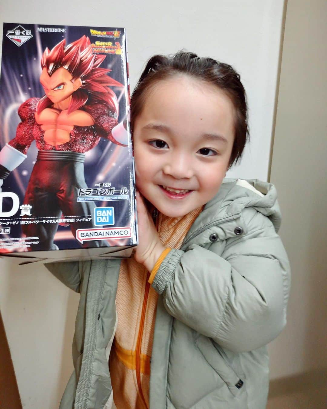 石塚錬のインスタグラム：「. 👦💬「どうやら僕のチャームポイントはおでこのようです🤭✨」 #先週も竹千代への感想ありがとうございました😚 #おでこへのコメントが多くて笑ってしまいました😆 #写真は一番くじであたって喜んでるおでこショットです✨ #今週もどうする家康見てね🦀🥷 . 👦💬「Apparently my charm point is a forehead🤭✨」 #Thanks for watching the last episode😚 #The photo is a forehead shot of the happy winner of the raffle😆 #Please watch for "dousuru ieyasu" this week too🥷🦀 . #徳川家康 #どうする家康 #大河ドラマ #竹千代 #おでこ #いちばんくじ #Ieyasu # #drama #forehead #도쿠가와 이에야스 #드라마 #이마 #โทคุกาวะ อิเอยาสุ  #ละคร #ละคร #roti isi daging #石塚錬 #成長日記 #ishizukaren #renishizuka #이시즈카렌」