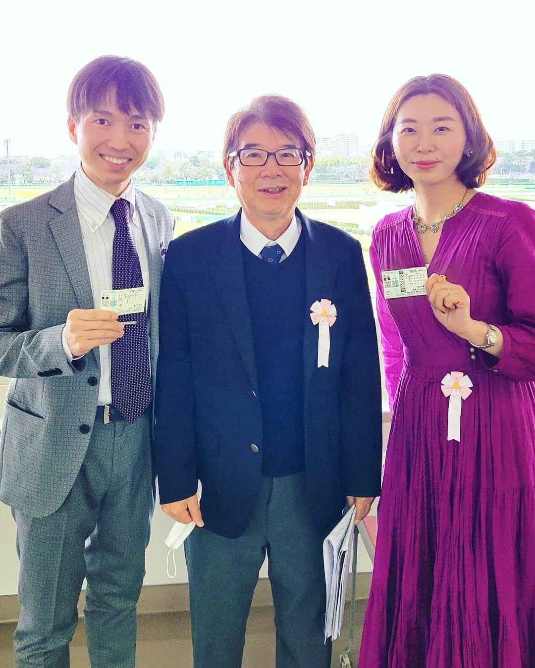 古村勇人さんのインスタグラム写真 - (古村勇人Instagram)「自分の人生ほどいちかばちかのギャンブルはない！というわけで、ギャンブルにはまったく興味がないのですが、東京富山県人会の理事として、中山競馬場の来賓室にご招待頂きました。  世界では競馬は紳士のスポーツ。ドレスコードのネクタイ着用で訪れると、あまりに巨大で立派な施設にビックリ！  一周1,600mの芝コースを高らかに駆けてくるサラブレッドの迫力には胸が躍ります。  歓声が飛び交う中、ペチペチと響き渡る鞭の音と地鳴りのような馬の足音は臨場感たっぷり！  初めての配当金は交通費以下の530円でしたが（笑）、馬主になったかのような気分で楽しませて頂きました。  テレビ中継での馬が走る音は合成音、売り上げの75%がJRAの取り分というエピソードも面白かったです。  写真はいつもお世話になっている事務局長の東豊昭さん、クレールの小林勇美雄さんと。  ドレスが素敵な彼女はジュエリーデザイナーの胡麻嶋理恵さん。同い年だと分かってからは、レースそっちのけで地元ネタで盛り上がりました。  #古村勇人 #いちかばちか #ギャンブル #東京富山県人会 #東京 #富山 #富山県人会 #県人会 #理事 #中山競馬場 #競馬場 #競馬 #紳士 #スポーツ #ドレスコード #ネクタイ #芝コース #サラブレッド #迫力 #馬 #足音 #配当金 #馬主 #JRA #ジュエリーデザイナー #ジュエリー #宝石 #デザイナー #GOMAJIMA #千葉」3月5日 17時00分 - hayato.furumura