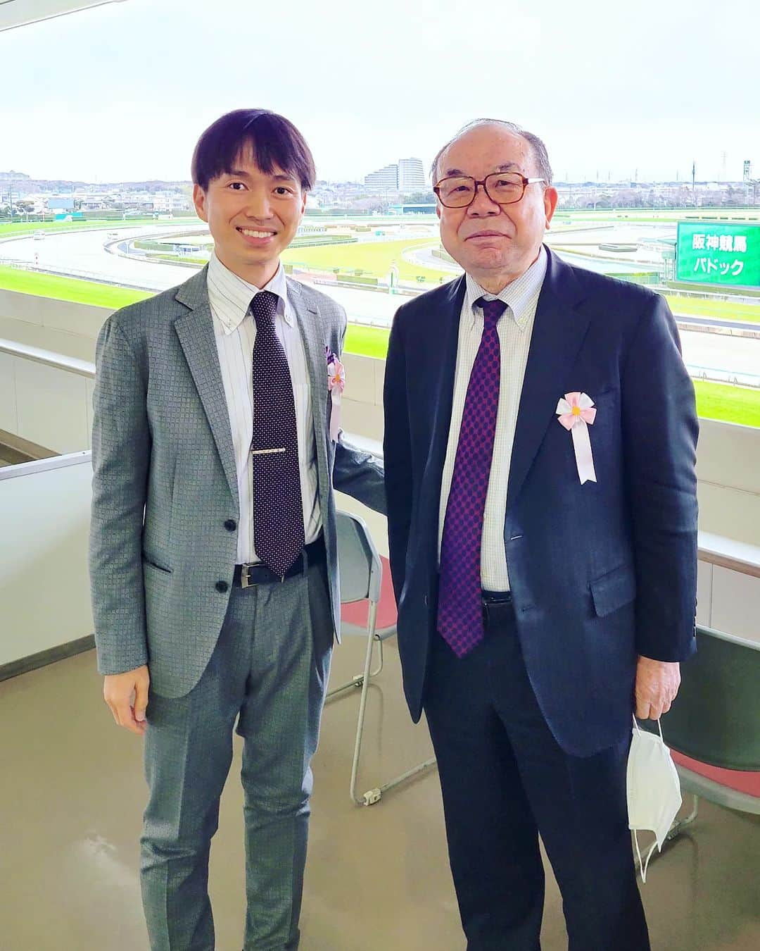 古村勇人さんのインスタグラム写真 - (古村勇人Instagram)「自分の人生ほどいちかばちかのギャンブルはない！というわけで、ギャンブルにはまったく興味がないのですが、東京富山県人会の理事として、中山競馬場の来賓室にご招待頂きました。  世界では競馬は紳士のスポーツ。ドレスコードのネクタイ着用で訪れると、あまりに巨大で立派な施設にビックリ！  一周1,600mの芝コースを高らかに駆けてくるサラブレッドの迫力には胸が躍ります。  歓声が飛び交う中、ペチペチと響き渡る鞭の音と地鳴りのような馬の足音は臨場感たっぷり！  初めての配当金は交通費以下の530円でしたが（笑）、馬主になったかのような気分で楽しませて頂きました。  テレビ中継での馬が走る音は合成音、売り上げの75%がJRAの取り分というエピソードも面白かったです。  写真はいつもお世話になっている事務局長の東豊昭さん、クレールの小林勇美雄さんと。  ドレスが素敵な彼女はジュエリーデザイナーの胡麻嶋理恵さん。同い年だと分かってからは、レースそっちのけで地元ネタで盛り上がりました。  #古村勇人 #いちかばちか #ギャンブル #東京富山県人会 #東京 #富山 #富山県人会 #県人会 #理事 #中山競馬場 #競馬場 #競馬 #紳士 #スポーツ #ドレスコード #ネクタイ #芝コース #サラブレッド #迫力 #馬 #足音 #配当金 #馬主 #JRA #ジュエリーデザイナー #ジュエリー #宝石 #デザイナー #GOMAJIMA #千葉」3月5日 17時00分 - hayato.furumura