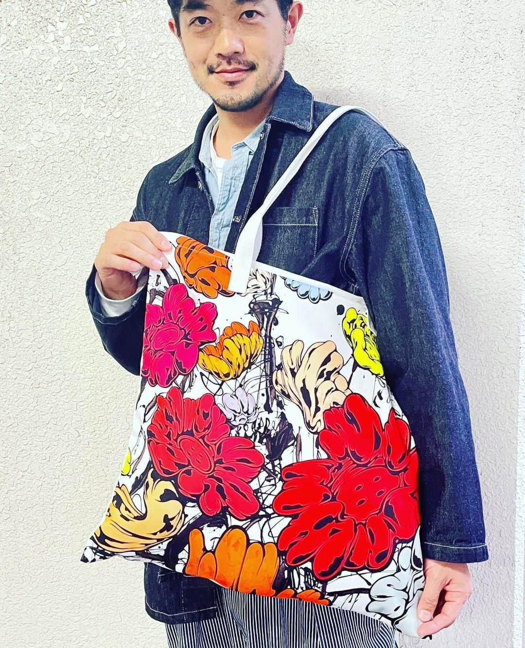 関幸治さんのインスタグラム写真 - (関幸治Instagram)「仲良くしてもらってるイラストレーター @shun_sudo 氏と#taocommedesgarcons  のコラボ めちゃくちゃ可愛いトート 大事に使います😍  #shunsudo  #neat #graphpaper」3月5日 17時02分 - sseekkyy