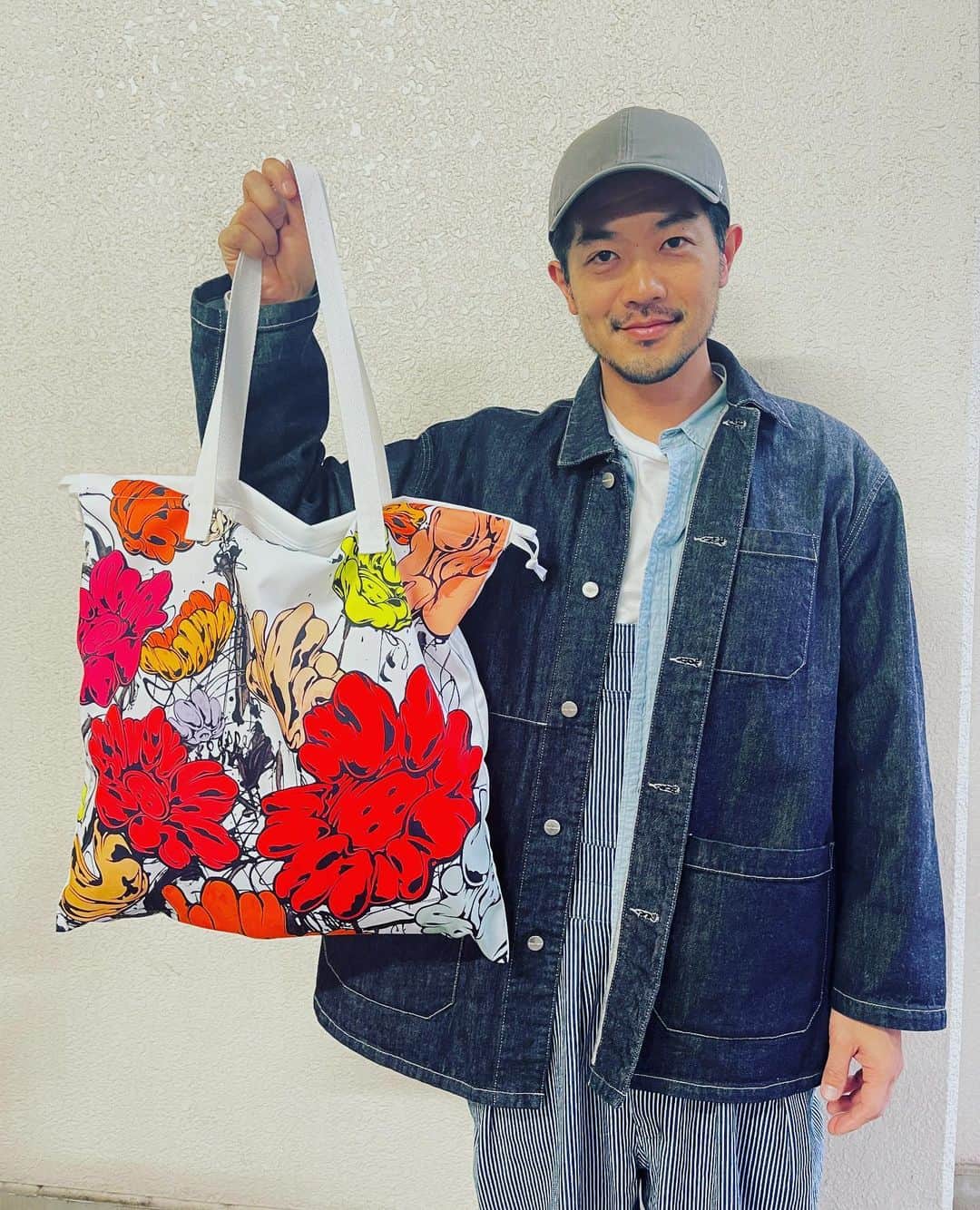 関幸治のインスタグラム：「仲良くしてもらってるイラストレーター @shun_sudo 氏と#taocommedesgarcons  のコラボ めちゃくちゃ可愛いトート 大事に使います😍  #shunsudo  #neat #graphpaper」