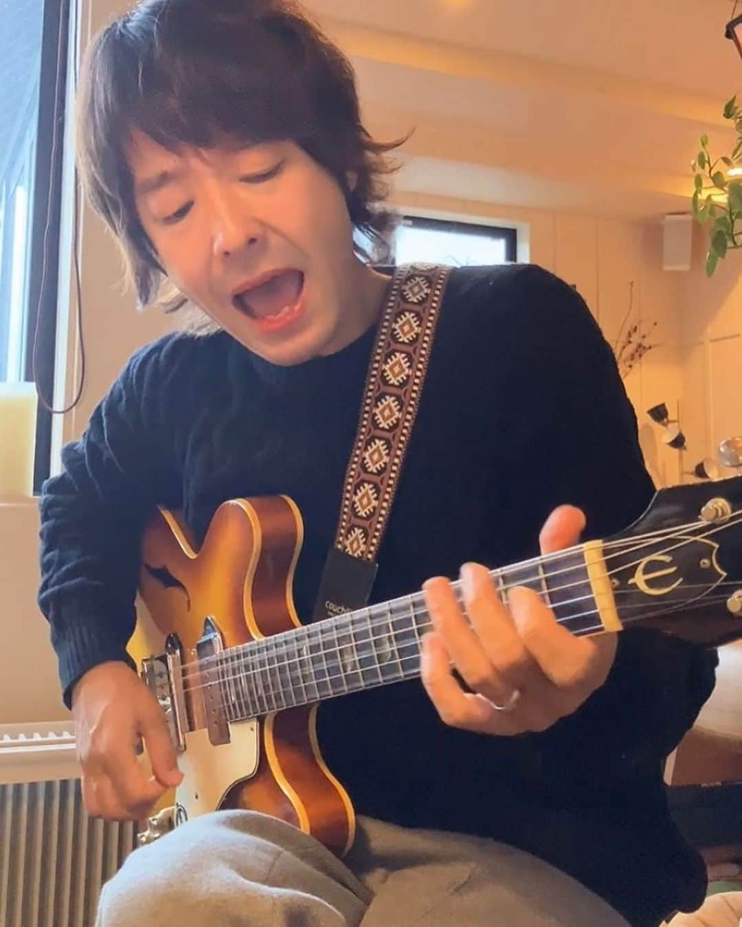 上野樹里さんのインスタグラム写真 - (上野樹里Instagram)「今日の唱さんは、練習モード🎸 でも、まだ納得いかないみたい🤭 がんばれ〜い🙆‍♀️  #和田唱 #epiphonecasino」3月5日 17時05分 - _juri_art_