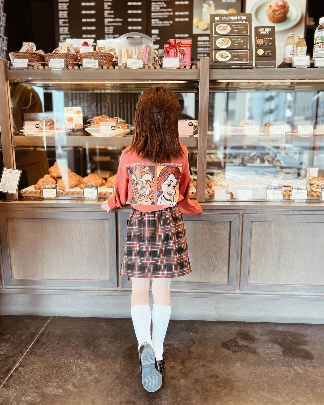 石井あみさんのインスタグラム写真 - (石井あみInstagram)「🎓 大きくなったなぁ。 もうすぐ7才。 ホットサンドも1人でペロリ🥪  最近は洋服も自分で選んでコーデを組んでいます。 前までは、周りに合わせたりして あれは着るなこれは変だと 口出ししていたけど、 一体私は 誰の目を気にしてたんだい？って なって好きなようにさせることに。  今日はスクールガール風らしい。 学校の靴下とローファー履いてる。 かわいいよ！  #mytreasure  #福岡カフェ #福岡パン屋」3月5日 17時11分 - ami_cebuyolo