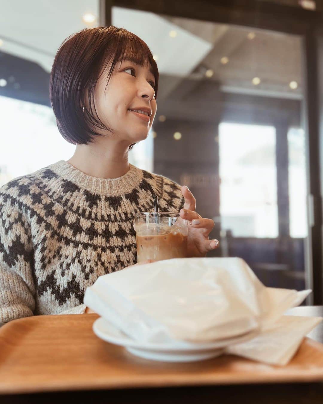 石井あみさんのインスタグラム写真 - (石井あみInstagram)「🎓 大きくなったなぁ。 もうすぐ7才。 ホットサンドも1人でペロリ🥪  最近は洋服も自分で選んでコーデを組んでいます。 前までは、周りに合わせたりして あれは着るなこれは変だと 口出ししていたけど、 一体私は 誰の目を気にしてたんだい？って なって好きなようにさせることに。  今日はスクールガール風らしい。 学校の靴下とローファー履いてる。 かわいいよ！  #mytreasure  #福岡カフェ #福岡パン屋」3月5日 17時11分 - ami_cebuyolo