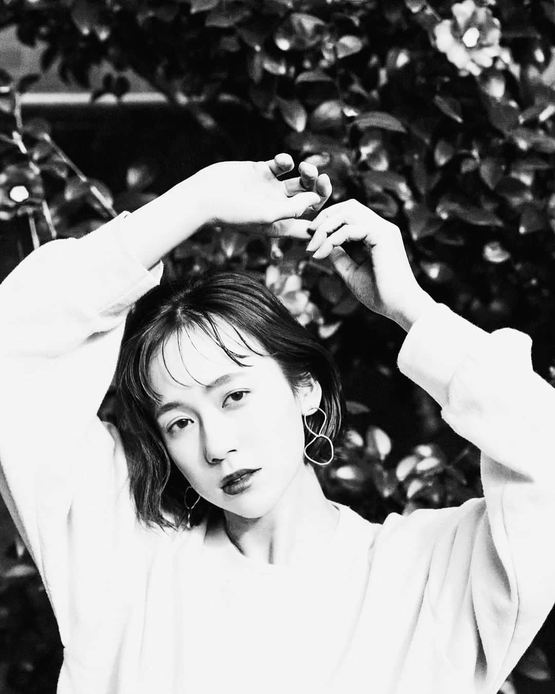 塩谷美佳さんのインスタグラム写真 - (塩谷美佳Instagram)「#hayfever 🌺⚫️ . . . . . . #shooting #photoftheday #modellife #photogram #blackandwhite #likephoto #liketime #spring #springiscoming #pollenallergy #photoshoot #me」3月5日 17時21分 - mkmkass