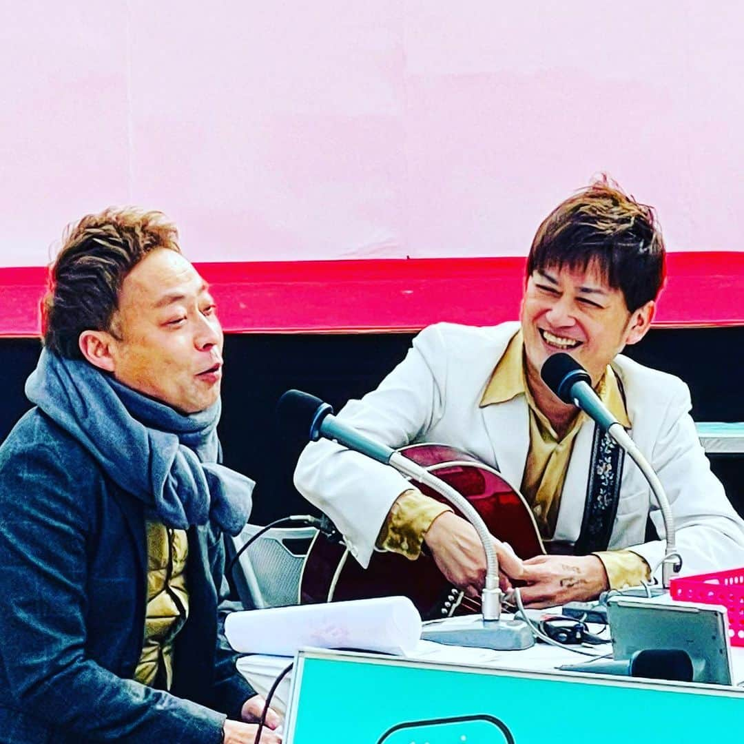 中華首藤さんのインスタグラム写真 - (中華首藤Instagram)「🎶✨🎶✨🎶✨  高森町で〜♪ W中華はじめました〜♪ #高森町 #高森湧水トンネル公園  #リニューアルオープン祭 #イベントmc  #スペシャルゲスト  #AMEMIYA さん @amemiya1110_insta  #冷やし中華はじめました  #中華つながりで  #セッションしました  #ダブル中華 #はじめました #衣装のインナー #ゴールド合わせ  #指のポーズは  #ピストル と #gコード #目指せ  #高森町ふるさと大使  #熊本 #大分 #ローカルタレント #中九州タレント #中華首藤 #ローカルリポーター」3月5日 17時19分 - chuuka_shutou