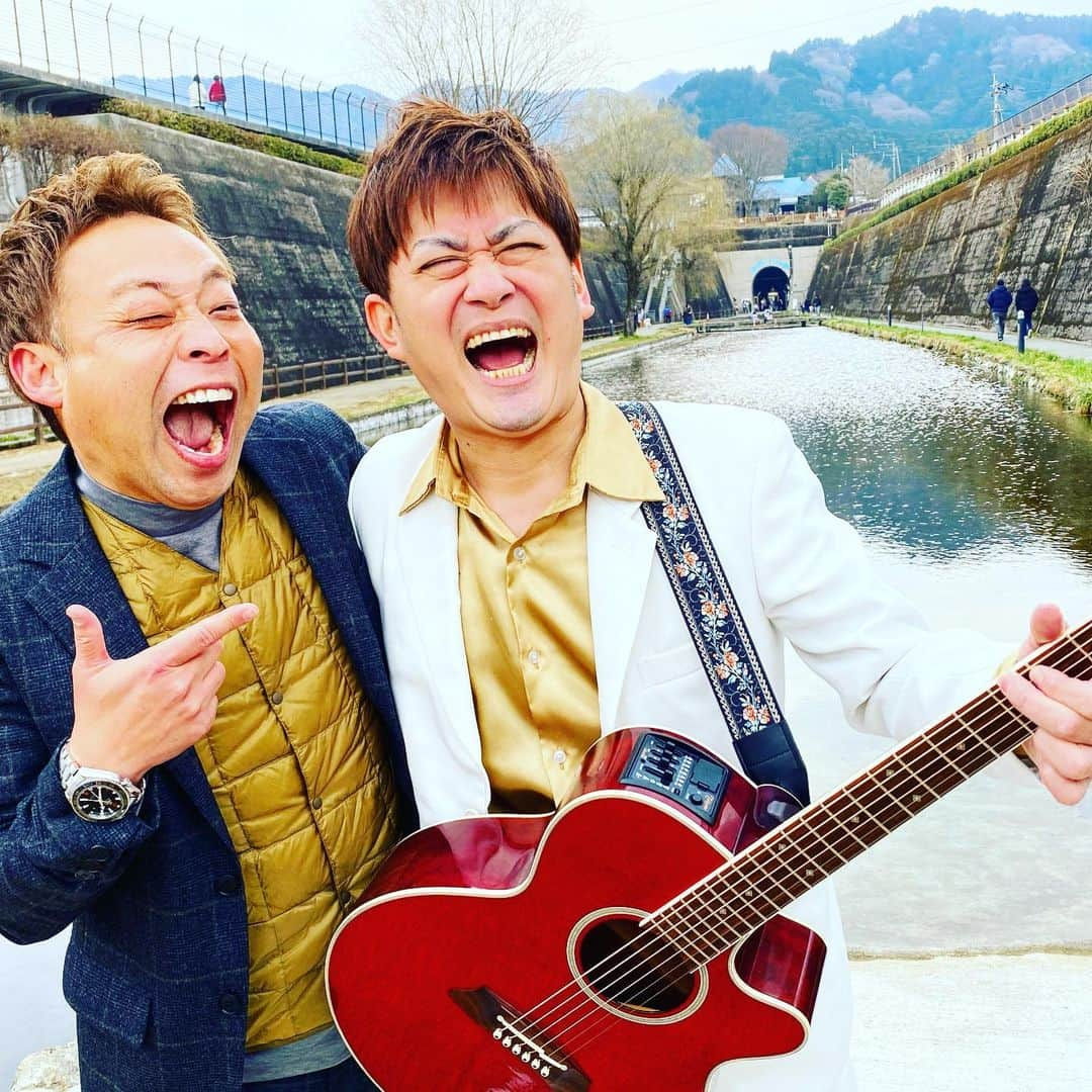 中華首藤のインスタグラム：「🎶✨🎶✨🎶✨  高森町で〜♪ W中華はじめました〜♪ #高森町 #高森湧水トンネル公園  #リニューアルオープン祭 #イベントmc  #スペシャルゲスト  #AMEMIYA さん @amemiya1110_insta  #冷やし中華はじめました  #中華つながりで  #セッションしました  #ダブル中華 #はじめました #衣装のインナー #ゴールド合わせ  #指のポーズは  #ピストル と #gコード #目指せ  #高森町ふるさと大使  #熊本 #大分 #ローカルタレント #中九州タレント #中華首藤 #ローカルリポーター」