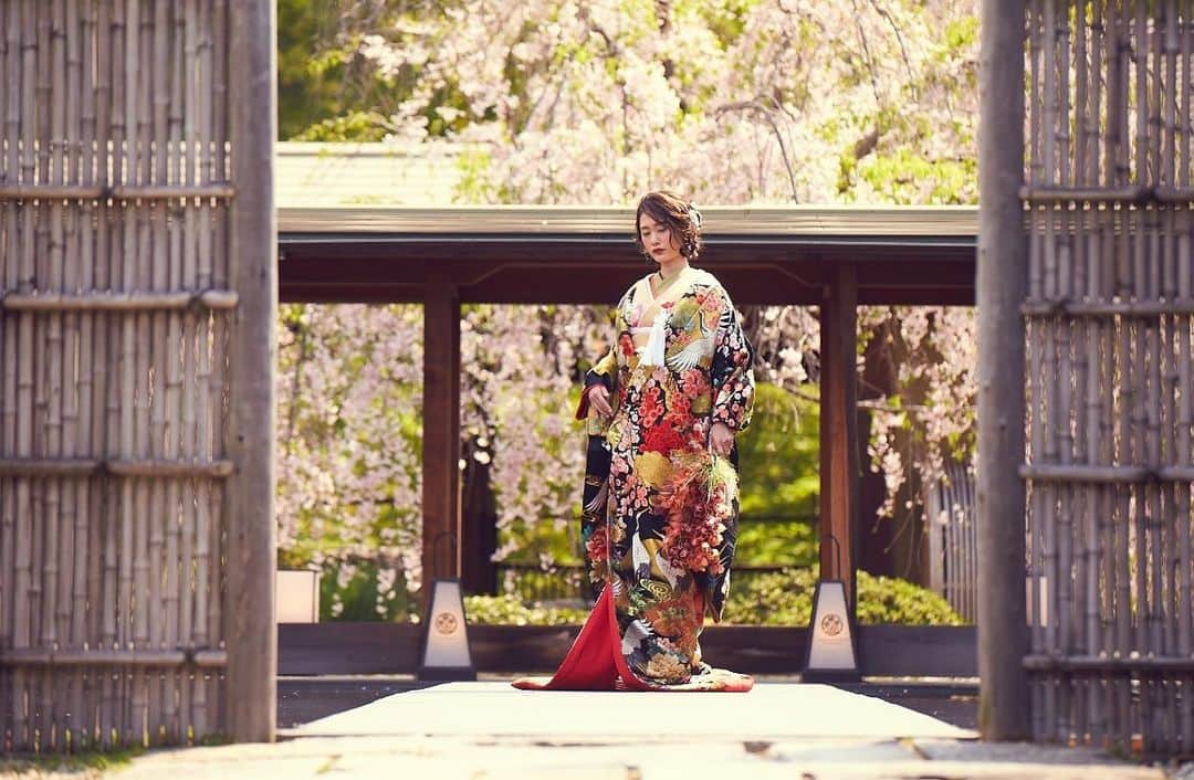 ガーデンレストラン徳川園のインスタグラム：「エントランス ．  他のお写真やウェディングレポートは 下のアカウントより⇩ ▶︎徳川園ウェディング @tokugawaen_wedding ▶︎徳川園ウェディングレポート @tokugawaen_wedding_report  #ガーデンレストラン徳川園 #名古屋花嫁 #徳川園花嫁 #徳川園花嫁レポ」