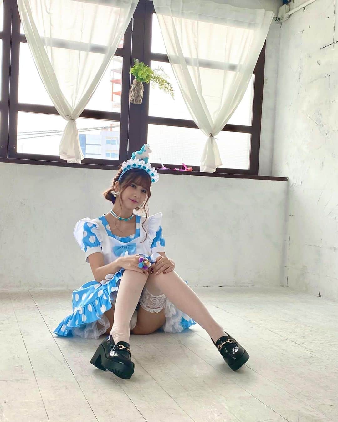 松本鈴香のインスタグラム：「4冊目の写真集 CosplayFetishBook七ツ森りり が 3/2に発売されました〜♡ ⁡ 今回の写真集はコスプレメインで いつもとは違った写真集になってるので 是非是非げっとしてください〜🤍🤍 ⁡ FANZAで購入できます。 ⁡ ちなみに数量限定で サイン入りチェキ付きが発売中なので そちらも是非チェックお願いします〜！ ⁡ メイドさんの他にも 巫女さんだったり サイケデリックな衣装だったり、、、 色んな衣装着てるのでお楽しみに❕」