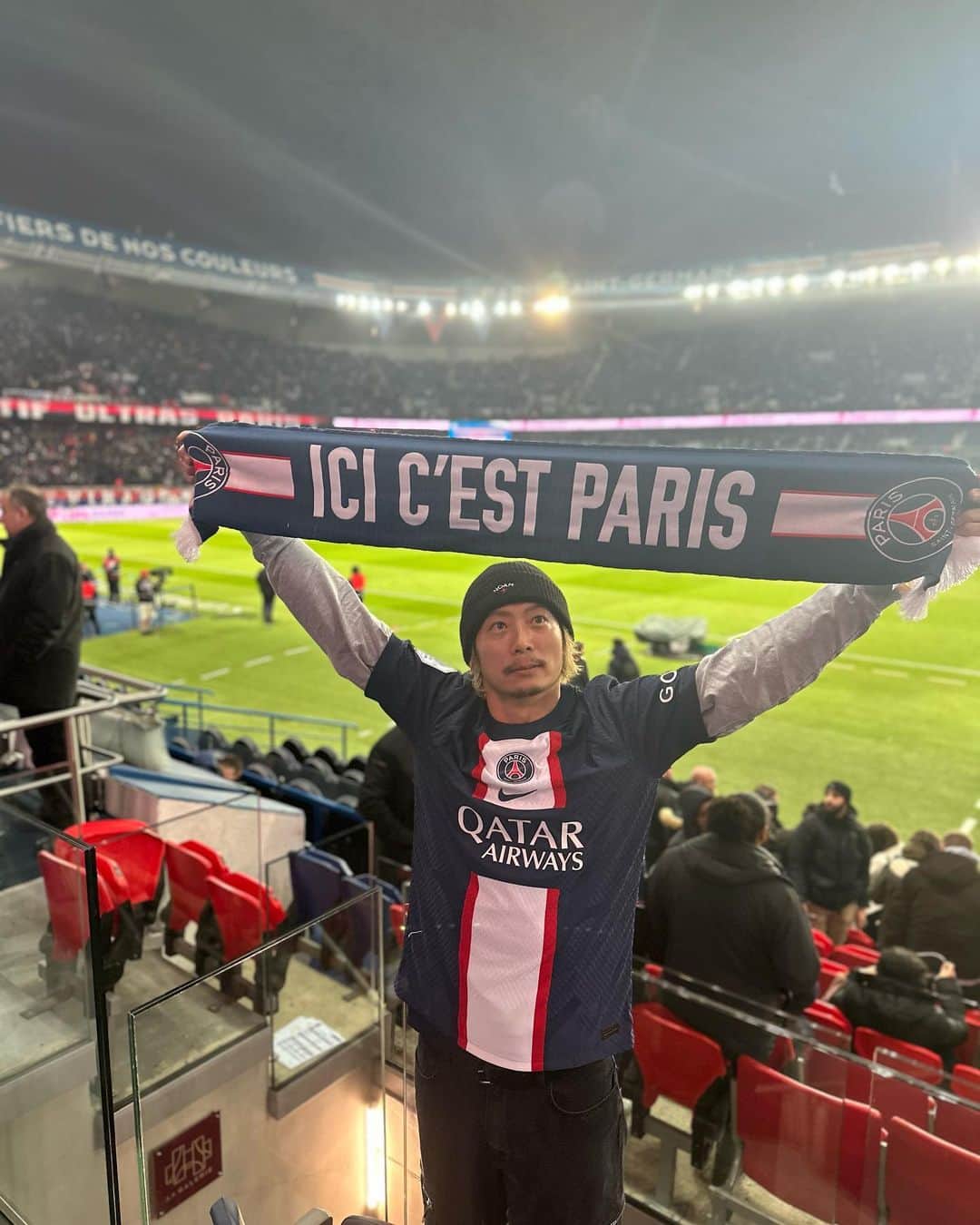 のインスタグラム：「@psg  昨年日本で観てから沼 本拠地で絶対観たいと思ってて やっと来れた🔥  まだにわかではあるが 世界最高峰を感じるのは 何事も体・心がゾクゾクする  このスター軍団を観にまた来たい #paris🇫🇷 #psg @k.mbappe 歴史的試合　ゴール⚽️ #parisfashionweek  @leomessi   @neymarjr いなかった😭」