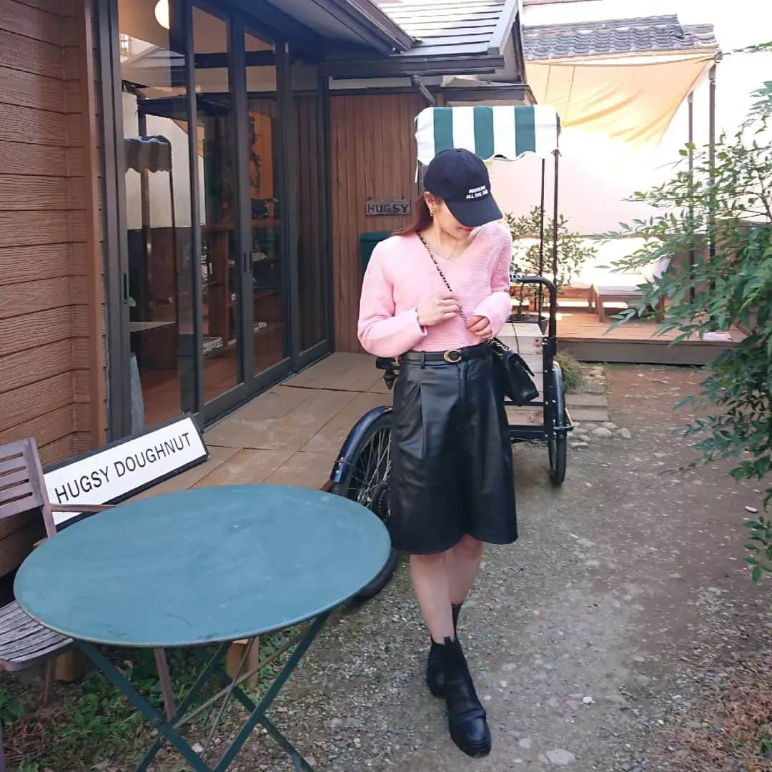 nori0620のインスタグラム：「気になっていたドーナツ屋さんに行って来ました🍩  細い道の先に、看板を発見✴️ 古民家を改装した可愛いドーナツカフェ☕🍩 #hagsy ドーナツ  ベビーカーで来たお客様のベビーカーを運んであげようと お店の外に出てきた、イラストレーターさんでもあるお店のお兄さんもまた、背中にbabyちゃんが✨  小さな赤ちゃんながらも、甘いドーナツの香りとあったかいパパの背中の温もりを感じながら成長するのかな～😌💓  見た目の可愛さはもちろん💗 ふわふわのとってもおいしいドーナツでした🍩💗  #doughnut#hugsy#hugsydoughnut#ハグジードーナツ#ドーナツ#聖蹟桜ヶ丘#ドーナツカフェ」