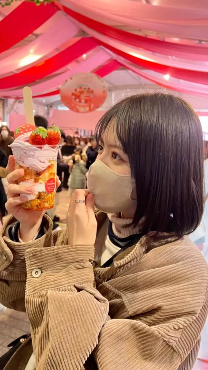 田辺奈菜美のインスタグラム：「横浜と苺🍓#横浜#苺#赤レンガ倉庫#おでかけ#いつかの写真」