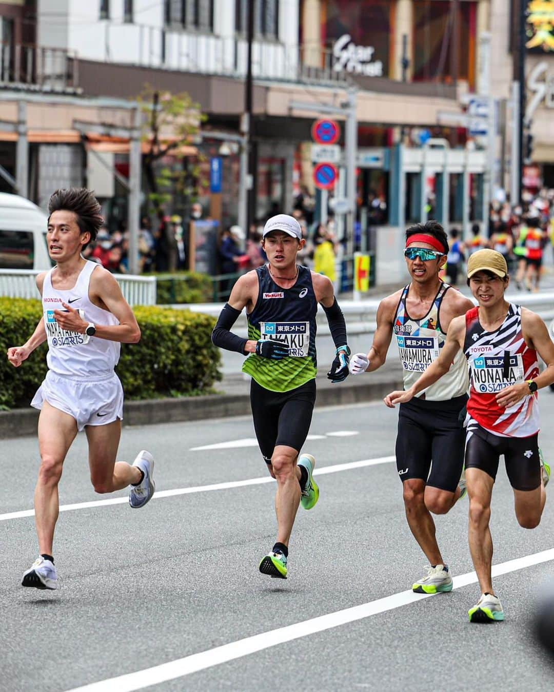 高久龍のインスタグラム：「東京マラソンDNFでした。 前半からのハイペースに手も足も出なかった。 25kから嘔吐が止まらずレースにならなかったので途中棄権という選択をしました。 今年度は特に良い結果も残せず、応援してくれている人達の期待を裏切る走りばかりしてしまいました。  MGCまでまだまだ時間はあるので、しっかり準備して悔いのない走りでファンの方々に恩返しできるように頑張ります！ 応援ありがとうございました！！  📷@eldoreso  #残りの時間を大切に」