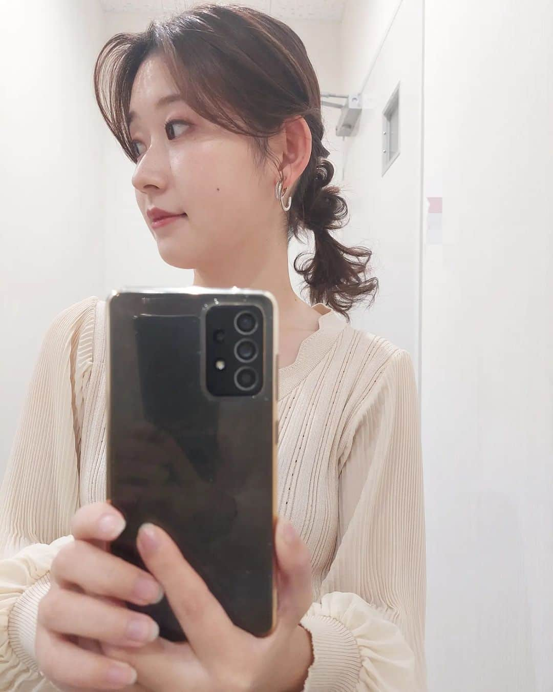 小田都由のインスタグラム：「⁡ ⁡ ⁡ いつもキレイにセットしてくださるヘアメイクさんに感謝です💟⁡ ⁡ ⁡ ⁡ #KKB⁡ #鹿児島放送⁡ #Jチャン＋⁡ #アナウンサー⁡ #衣装⁡ #写真⁡ #photo」