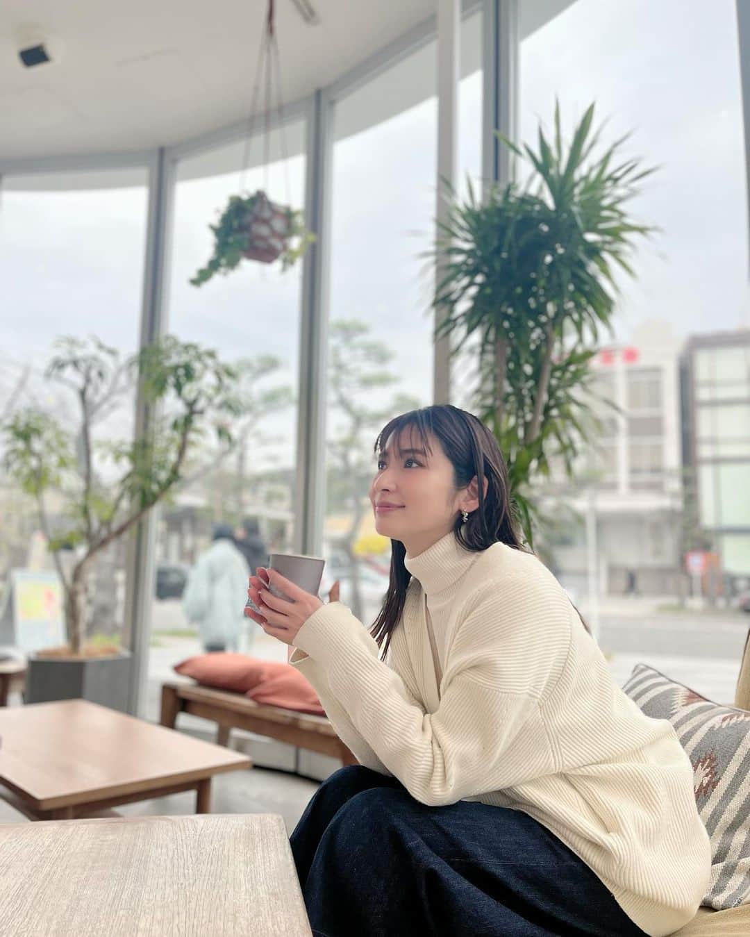 有馬綾香さんのインスタグラム写真 - (有馬綾香Instagram)「久々の鎌倉☕️ もう桜咲いてたよ🌸  早く暖かくならないかなぁ〜 断捨離し過ぎてアウターがないんだよなぁ🙃」3月5日 18時00分 - ayakaarima