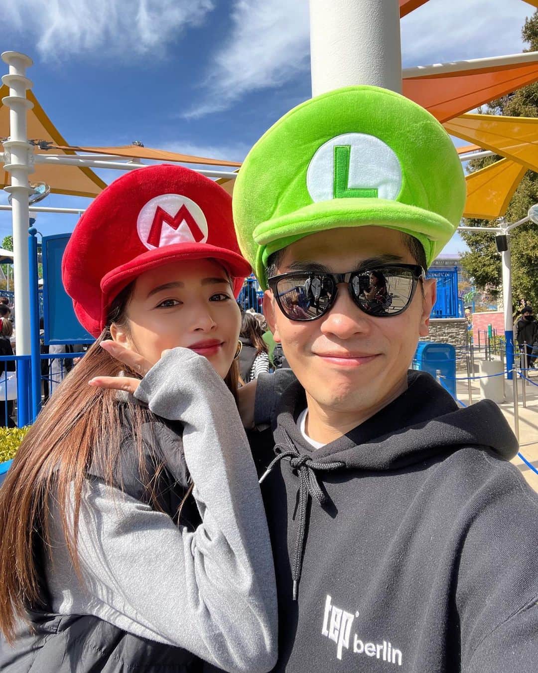 近藤千尋のインスタグラム：「久々のユニバー🌏💕🥺✌️ 始発でひーぼぉくんも来てくれて チーム近藤で満喫してきました🥳 明日も早いので早め解散だったけど 娘たちも楽しそうで良かった…❤️ めちゃくちゃ混んでたけど 太田夫婦だー！！！！と 気付いてくれた皆さんも ありがとうございました💓笑  今日着ようと思っていた服が汚れてしまって急遽ユニバの横のGAPで買ったスウェット とても着心地がよかったぁ🥰笑  明日からまた頑張ろう❣️☺️  マイファミリー いつも仕事にプライベートにありがとう💓 私がこんなに充実できてるのは 周りのみんなのおかげなのです。🥹 @yuu3984  @ynp0627  @haltommy43  @hirohisaota」