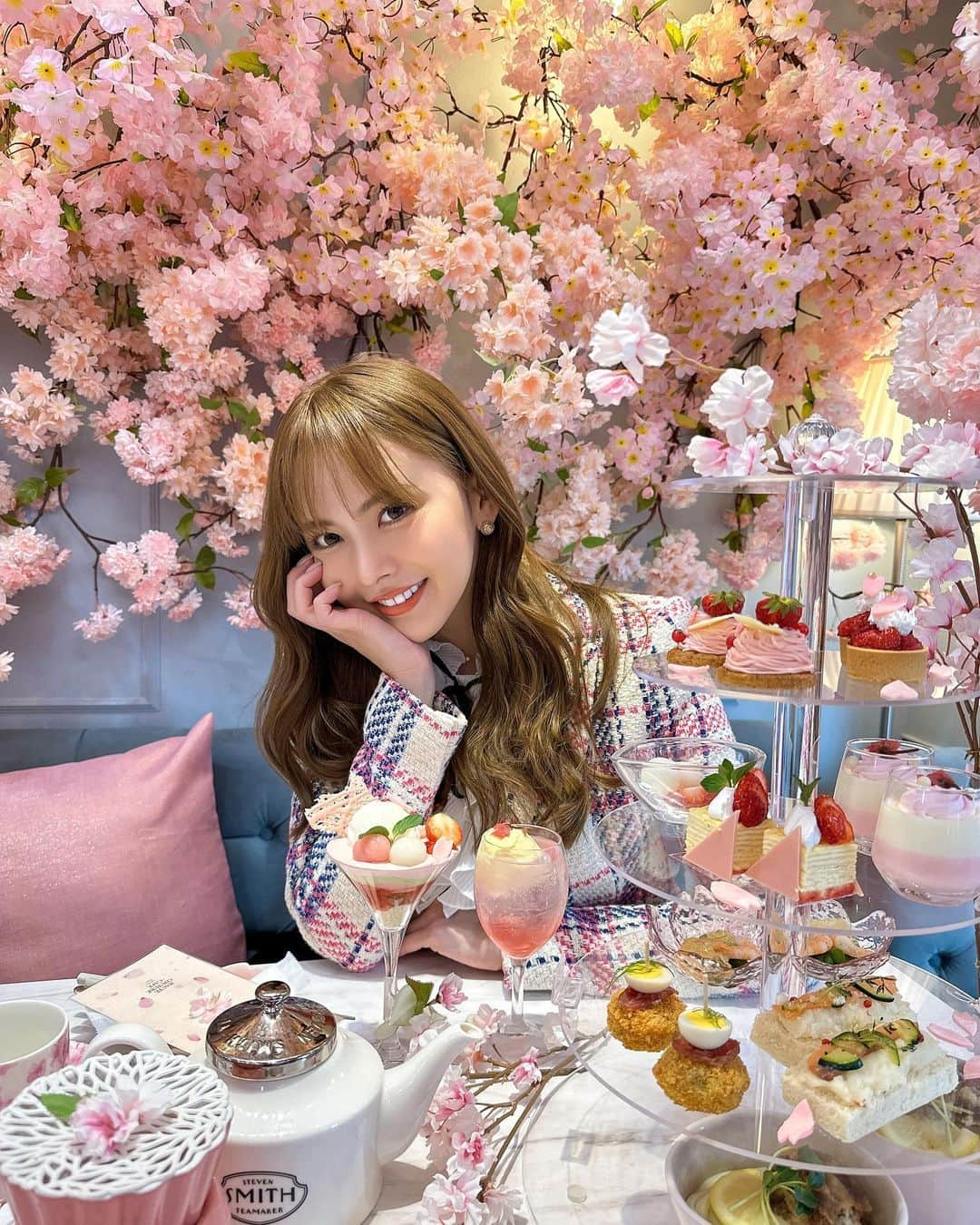 カレンのインスタグラム：「３月🌸だね  前髪、まだ見慣れません🥺  #afternoontea #cherryblossom」