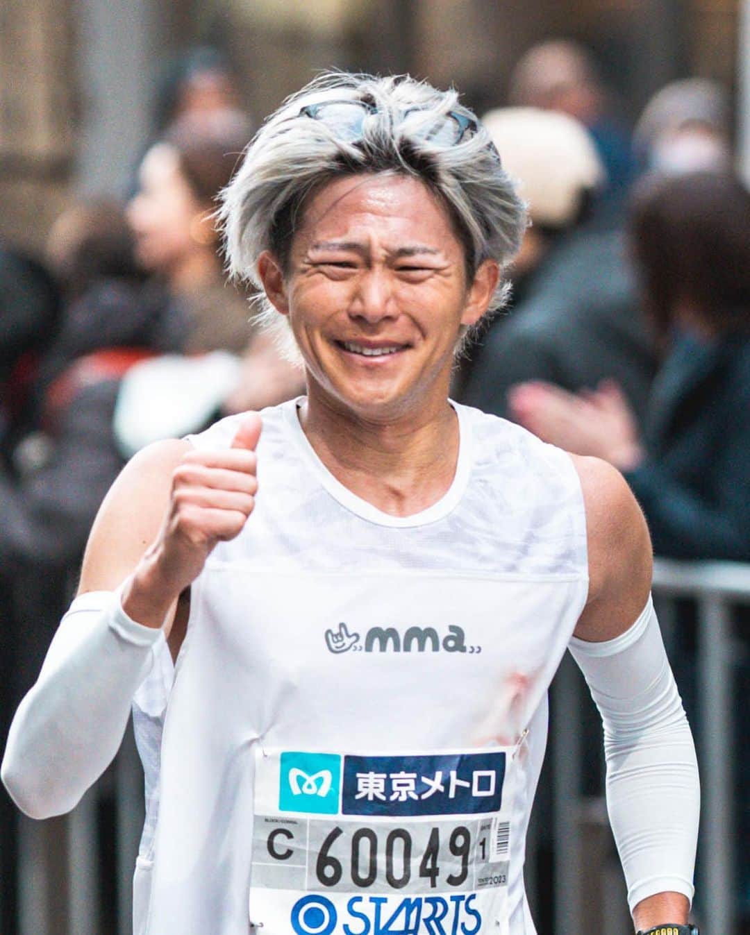 三津家貴也さんのインスタグラム写真 - (三津家貴也Instagram)「. 【東京マラソン2023】 2時間30分24秒(グロスタイム2時間30分47秒)で自己ベストでしたが目標の30分を切ることはできませんでした。 悔しい。ただただ悔しい。 3連戦のマラソンの疲労が抜けきれず中盤から苦しいレースになりました。 ですが皆さんからの声援やコメントが凄まじく今の僕の全てを出すことができました。 普段からランニングを通してみんなに笑顔や元気を与えようと活動していましたが、たくさん元気をもらっていたのは僕の方でした。 どんなに苦しい顔をしてても、ブサイクなフォームでも、反応できなくても大きな声で応援してくれて、多くの人に支えられてるんだなと35km地点ぐらいで感動してしまいました。 マラソン中に泣いたのは初めてです。 ほんとにたくさんの元気と応援をありがとうございました。 みんなにいち早く見てもらいたくてYouTubeにも今日の動画を早速アップしました。 引き続きみんなに支えられながら自分の夢に向かって突き進んでいきたいと思います。 これからも応援よろしくお願い致します。 Special Support by @asicsrunning_jp  #東京マラソン2023 #東京マラソン #tokyomarathon2023 #tokyomarathon #ASICS #MetaSpeedSky」3月5日 18時07分 - takaya_mitsuka