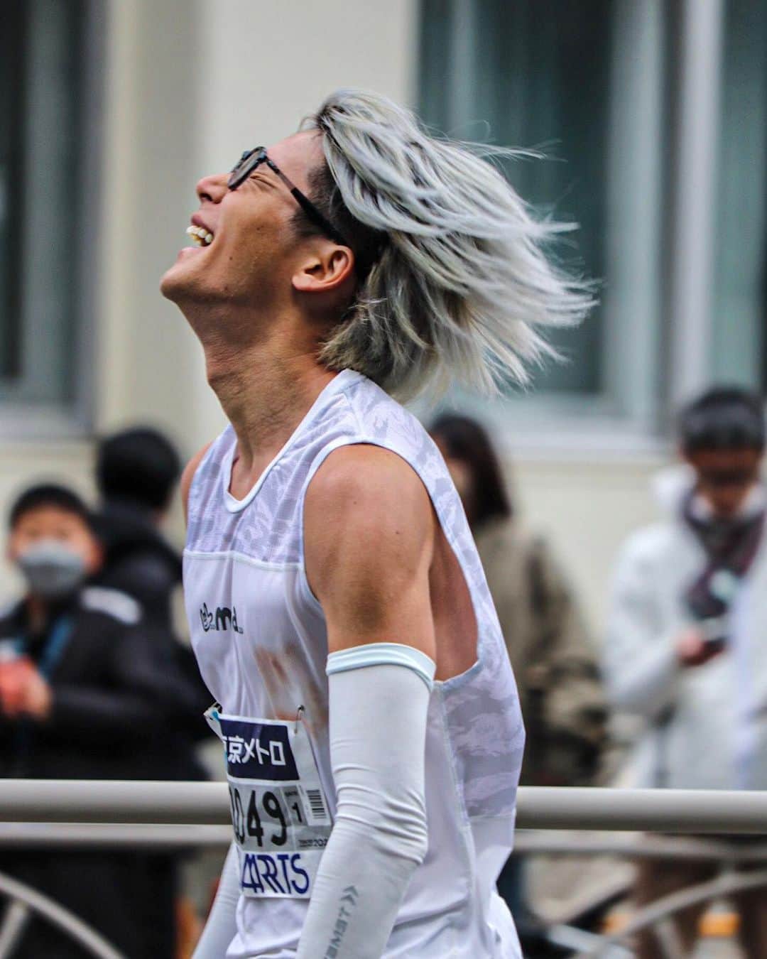 三津家貴也さんのインスタグラム写真 - (三津家貴也Instagram)「. 【東京マラソン2023】 2時間30分24秒(グロスタイム2時間30分47秒)で自己ベストでしたが目標の30分を切ることはできませんでした。 悔しい。ただただ悔しい。 3連戦のマラソンの疲労が抜けきれず中盤から苦しいレースになりました。 ですが皆さんからの声援やコメントが凄まじく今の僕の全てを出すことができました。 普段からランニングを通してみんなに笑顔や元気を与えようと活動していましたが、たくさん元気をもらっていたのは僕の方でした。 どんなに苦しい顔をしてても、ブサイクなフォームでも、反応できなくても大きな声で応援してくれて、多くの人に支えられてるんだなと35km地点ぐらいで感動してしまいました。 マラソン中に泣いたのは初めてです。 ほんとにたくさんの元気と応援をありがとうございました。 みんなにいち早く見てもらいたくてYouTubeにも今日の動画を早速アップしました。 引き続きみんなに支えられながら自分の夢に向かって突き進んでいきたいと思います。 これからも応援よろしくお願い致します。 Special Support by @asicsrunning_jp  #東京マラソン2023 #東京マラソン #tokyomarathon2023 #tokyomarathon #ASICS #MetaSpeedSky」3月5日 18時07分 - takaya_mitsuka