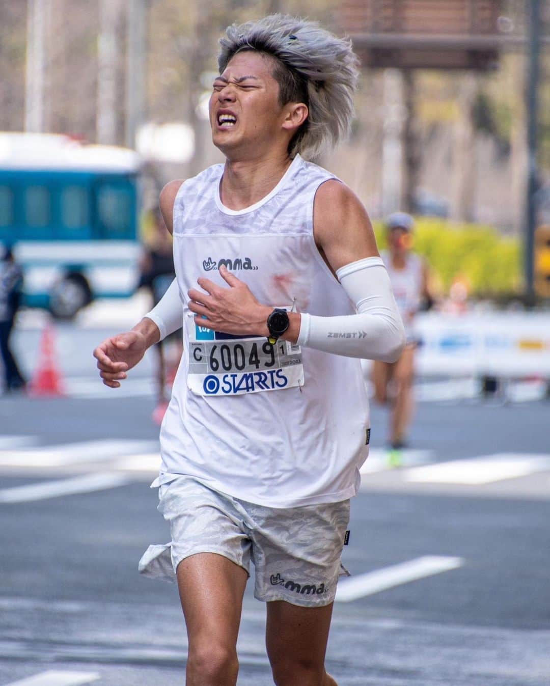 三津家貴也さんのインスタグラム写真 - (三津家貴也Instagram)「. 【東京マラソン2023】 2時間30分24秒(グロスタイム2時間30分47秒)で自己ベストでしたが目標の30分を切ることはできませんでした。 悔しい。ただただ悔しい。 3連戦のマラソンの疲労が抜けきれず中盤から苦しいレースになりました。 ですが皆さんからの声援やコメントが凄まじく今の僕の全てを出すことができました。 普段からランニングを通してみんなに笑顔や元気を与えようと活動していましたが、たくさん元気をもらっていたのは僕の方でした。 どんなに苦しい顔をしてても、ブサイクなフォームでも、反応できなくても大きな声で応援してくれて、多くの人に支えられてるんだなと35km地点ぐらいで感動してしまいました。 マラソン中に泣いたのは初めてです。 ほんとにたくさんの元気と応援をありがとうございました。 みんなにいち早く見てもらいたくてYouTubeにも今日の動画を早速アップしました。 引き続きみんなに支えられながら自分の夢に向かって突き進んでいきたいと思います。 これからも応援よろしくお願い致します。 Special Support by @asicsrunning_jp  #東京マラソン2023 #東京マラソン #tokyomarathon2023 #tokyomarathon #ASICS #MetaSpeedSky」3月5日 18時07分 - takaya_mitsuka