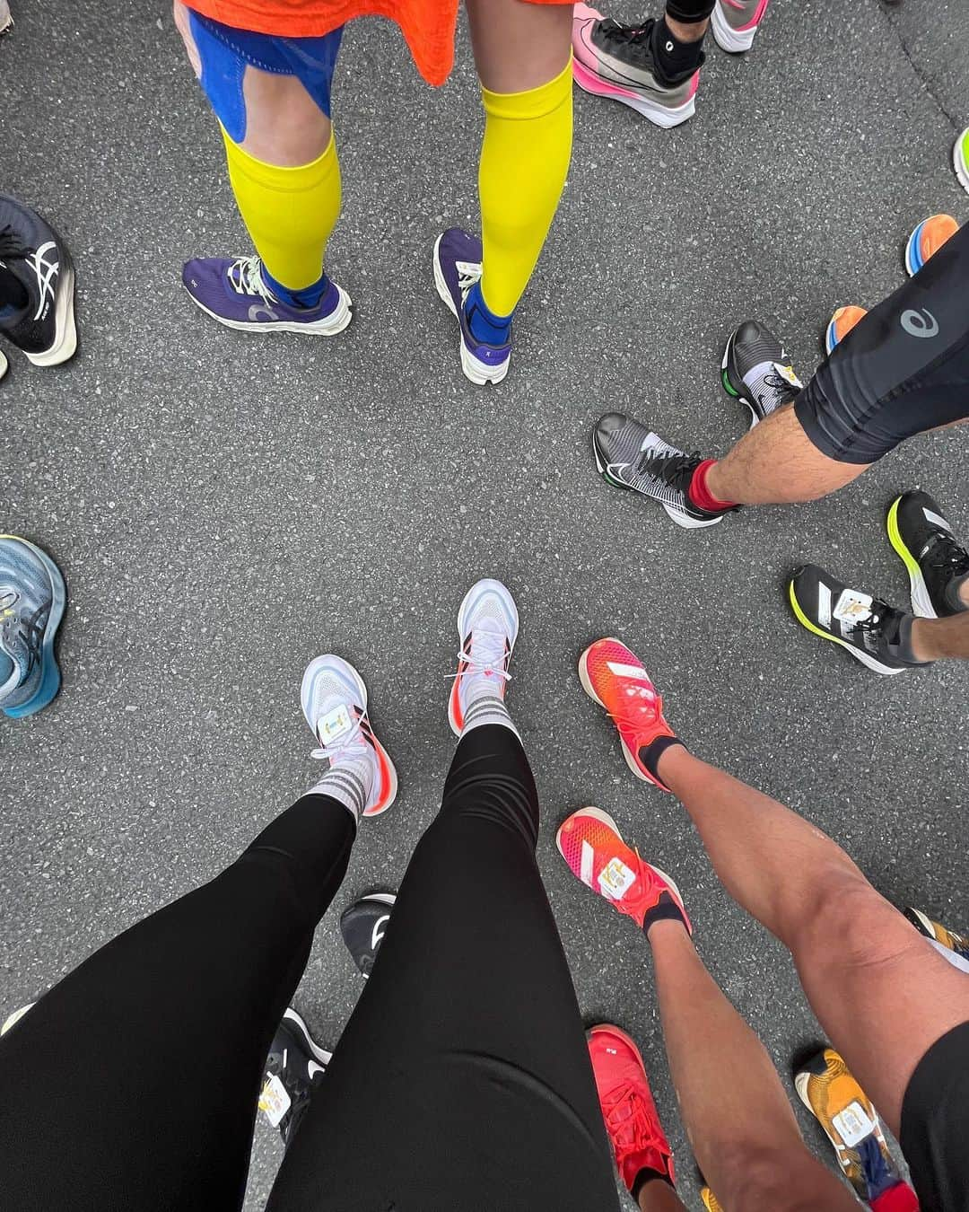 湯田友美さんのインスタグラム写真 - (湯田友美Instagram)「Tokyo marathon2023 I really enjoyed my race😭🥺 Thank you for great cheering and volunteers!!  東京マラソン！ いろんなサポートのおかげで無事に完走できました😭  自分の心の健康のために、楽しみにしていた東京マラソンのスタートラインへ立とう！と決めました。自分の体と会話しながら、ゴールまで一歩ずつ足を運んだ、42.195km。  今回は、心拍が上がり過ぎないようにゆっくりと。10kmごとにトイレに並ぶついでに休憩もとり、走りながら仲間を探して激をとばし。笑、後半はたくさん歩いて、その分たくさん見えた景色がありました✨前半のトイレは行列で、それだけで15-30分もロスもするんだ！って勉強になりました😂  昔からの付き合いのスマイリーメンバーは、ゴールまで一緒に走って歩いてくれた😭ARの大応援団も寒い中待っててくれた🫶🏻家族も、私の楽しみを心配しながらも応援し、サポートしてくれた。39キロ地点では息子に、「ママ、もうお家に帰ろ」って言われた😂笑  ゴールして思うのは、たくさんのサポートへの感謝。  今という時間、経験は一生に一度のものですね。 思い出になる宝物がまた一つできました☺️  #tokyomarathon #tokyomarathon2023 #adidasrunners #adidasrunnerstokyo #スマイリーエンジェル #東京マラソン #東京マラソン2023」3月5日 18時10分 - yudatomomi