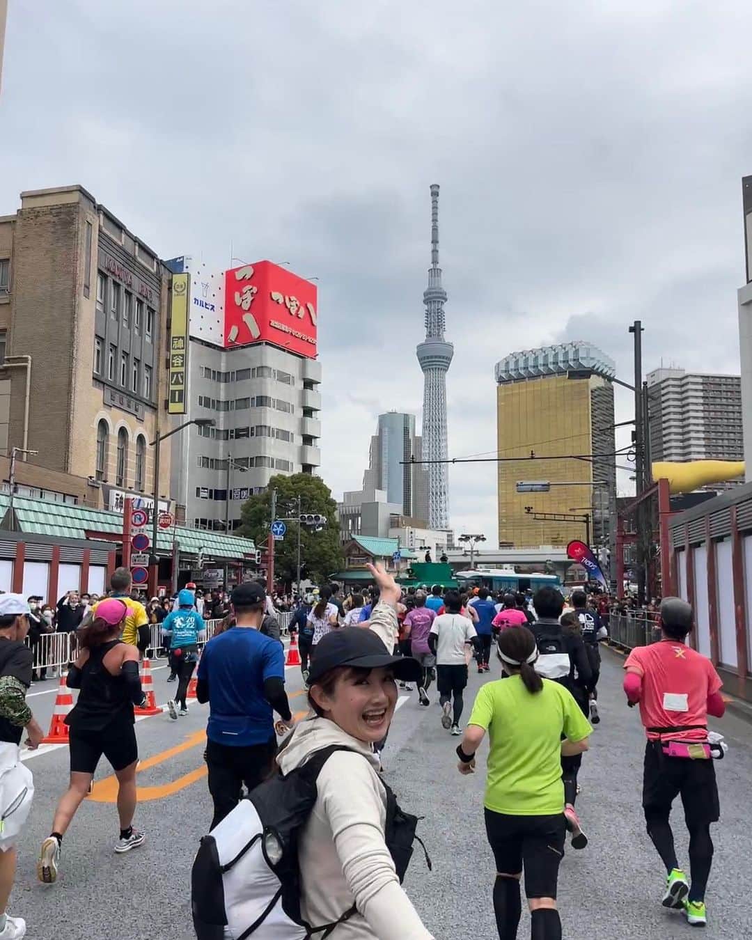 湯田友美さんのインスタグラム写真 - (湯田友美Instagram)「Tokyo marathon2023 I really enjoyed my race😭🥺 Thank you for great cheering and volunteers!!  東京マラソン！ いろんなサポートのおかげで無事に完走できました😭  自分の心の健康のために、楽しみにしていた東京マラソンのスタートラインへ立とう！と決めました。自分の体と会話しながら、ゴールまで一歩ずつ足を運んだ、42.195km。  今回は、心拍が上がり過ぎないようにゆっくりと。10kmごとにトイレに並ぶついでに休憩もとり、走りながら仲間を探して激をとばし。笑、後半はたくさん歩いて、その分たくさん見えた景色がありました✨前半のトイレは行列で、それだけで15-30分もロスもするんだ！って勉強になりました😂  昔からの付き合いのスマイリーメンバーは、ゴールまで一緒に走って歩いてくれた😭ARの大応援団も寒い中待っててくれた🫶🏻家族も、私の楽しみを心配しながらも応援し、サポートしてくれた。39キロ地点では息子に、「ママ、もうお家に帰ろ」って言われた😂笑  ゴールして思うのは、たくさんのサポートへの感謝。  今という時間、経験は一生に一度のものですね。 思い出になる宝物がまた一つできました☺️  #tokyomarathon #tokyomarathon2023 #adidasrunners #adidasrunnerstokyo #スマイリーエンジェル #東京マラソン #東京マラソン2023」3月5日 18時10分 - yudatomomi