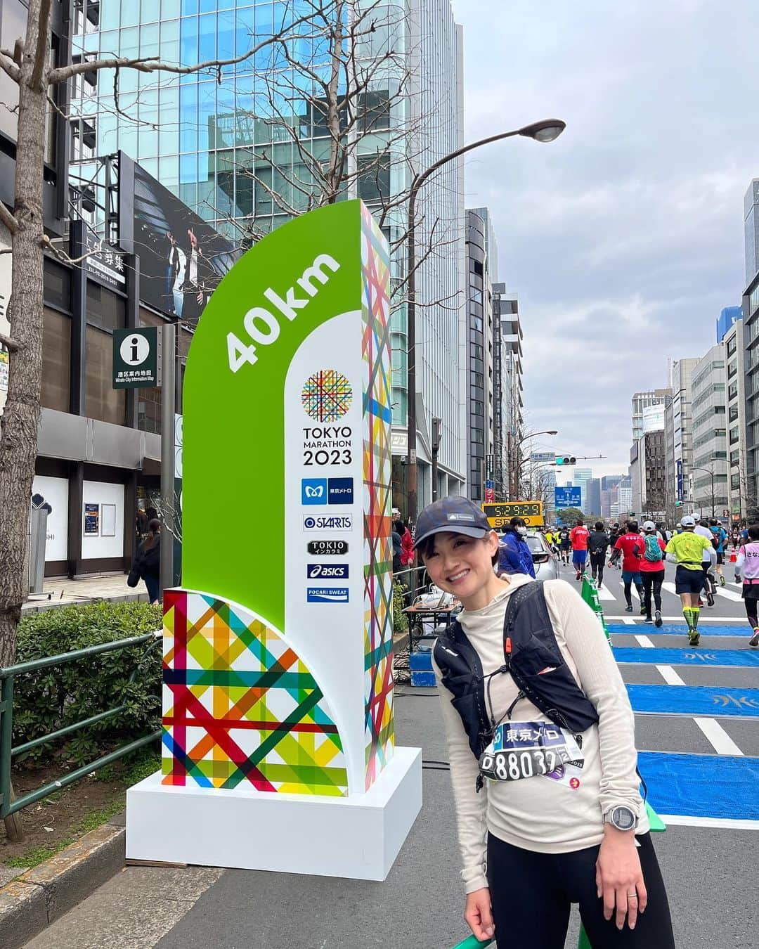 湯田友美さんのインスタグラム写真 - (湯田友美Instagram)「Tokyo marathon2023 I really enjoyed my race😭🥺 Thank you for great cheering and volunteers!!  東京マラソン！ いろんなサポートのおかげで無事に完走できました😭  自分の心の健康のために、楽しみにしていた東京マラソンのスタートラインへ立とう！と決めました。自分の体と会話しながら、ゴールまで一歩ずつ足を運んだ、42.195km。  今回は、心拍が上がり過ぎないようにゆっくりと。10kmごとにトイレに並ぶついでに休憩もとり、走りながら仲間を探して激をとばし。笑、後半はたくさん歩いて、その分たくさん見えた景色がありました✨前半のトイレは行列で、それだけで15-30分もロスもするんだ！って勉強になりました😂  昔からの付き合いのスマイリーメンバーは、ゴールまで一緒に走って歩いてくれた😭ARの大応援団も寒い中待っててくれた🫶🏻家族も、私の楽しみを心配しながらも応援し、サポートしてくれた。39キロ地点では息子に、「ママ、もうお家に帰ろ」って言われた😂笑  ゴールして思うのは、たくさんのサポートへの感謝。  今という時間、経験は一生に一度のものですね。 思い出になる宝物がまた一つできました☺️  #tokyomarathon #tokyomarathon2023 #adidasrunners #adidasrunnerstokyo #スマイリーエンジェル #東京マラソン #東京マラソン2023」3月5日 18時10分 - yudatomomi
