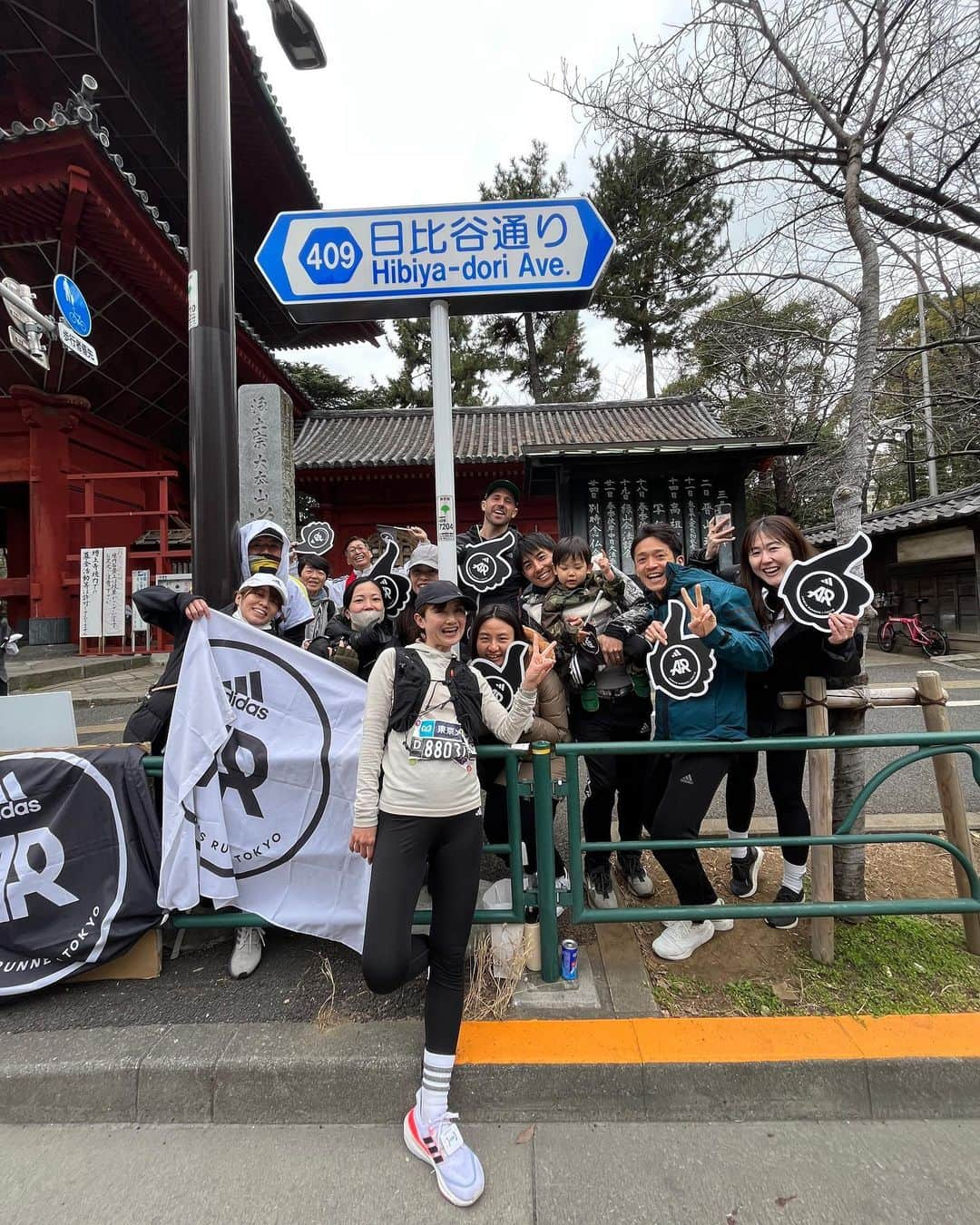 湯田友美さんのインスタグラム写真 - (湯田友美Instagram)「Tokyo marathon2023 I really enjoyed my race😭🥺 Thank you for great cheering and volunteers!!  東京マラソン！ いろんなサポートのおかげで無事に完走できました😭  自分の心の健康のために、楽しみにしていた東京マラソンのスタートラインへ立とう！と決めました。自分の体と会話しながら、ゴールまで一歩ずつ足を運んだ、42.195km。  今回は、心拍が上がり過ぎないようにゆっくりと。10kmごとにトイレに並ぶついでに休憩もとり、走りながら仲間を探して激をとばし。笑、後半はたくさん歩いて、その分たくさん見えた景色がありました✨前半のトイレは行列で、それだけで15-30分もロスもするんだ！って勉強になりました😂  昔からの付き合いのスマイリーメンバーは、ゴールまで一緒に走って歩いてくれた😭ARの大応援団も寒い中待っててくれた🫶🏻家族も、私の楽しみを心配しながらも応援し、サポートしてくれた。39キロ地点では息子に、「ママ、もうお家に帰ろ」って言われた😂笑  ゴールして思うのは、たくさんのサポートへの感謝。  今という時間、経験は一生に一度のものですね。 思い出になる宝物がまた一つできました☺️  #tokyomarathon #tokyomarathon2023 #adidasrunners #adidasrunnerstokyo #スマイリーエンジェル #東京マラソン #東京マラソン2023」3月5日 18時10分 - yudatomomi